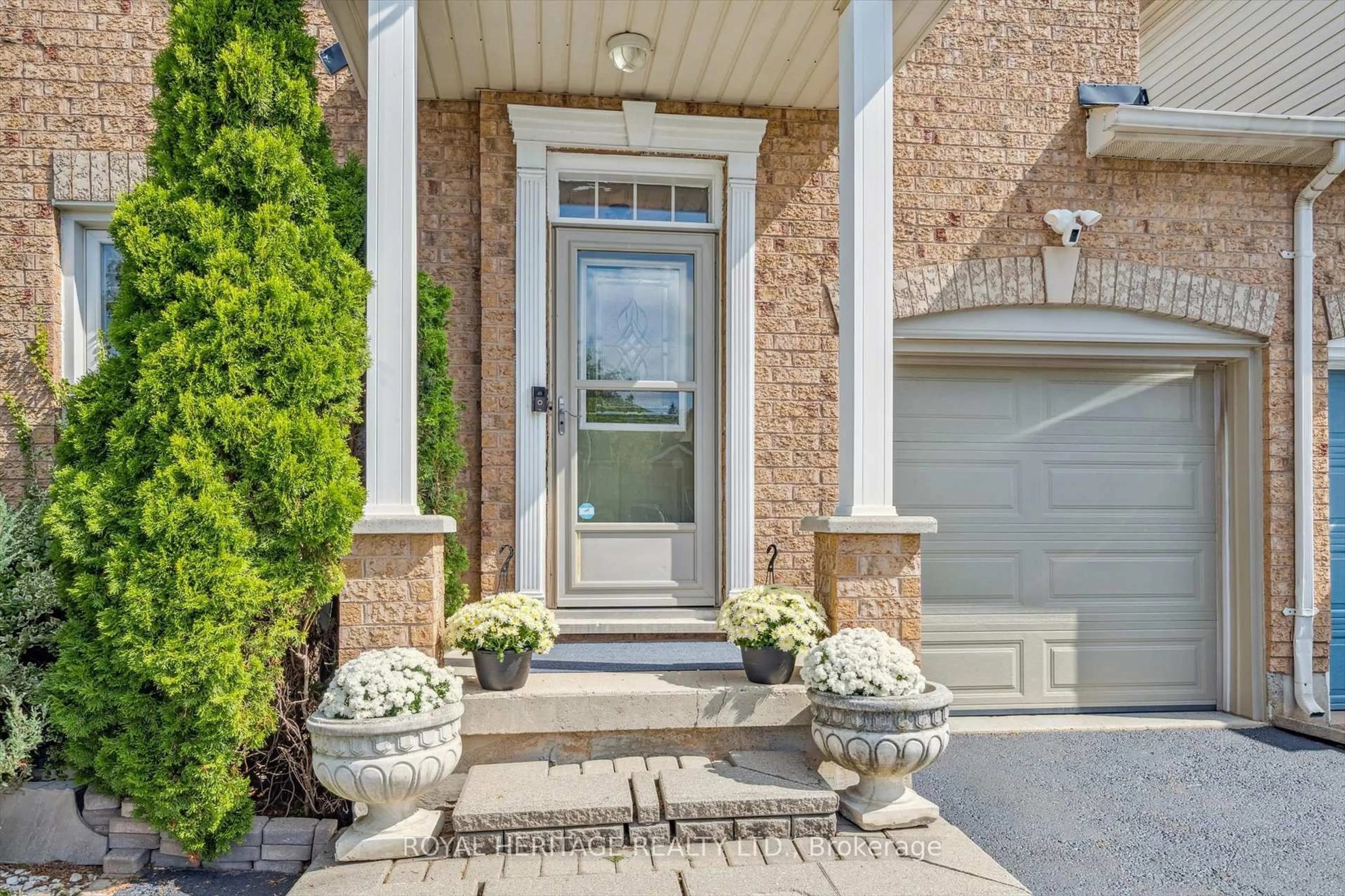 Indoor entryway for 2381 Dalebrook Dr, Oakville Ontario L6H 6K4
