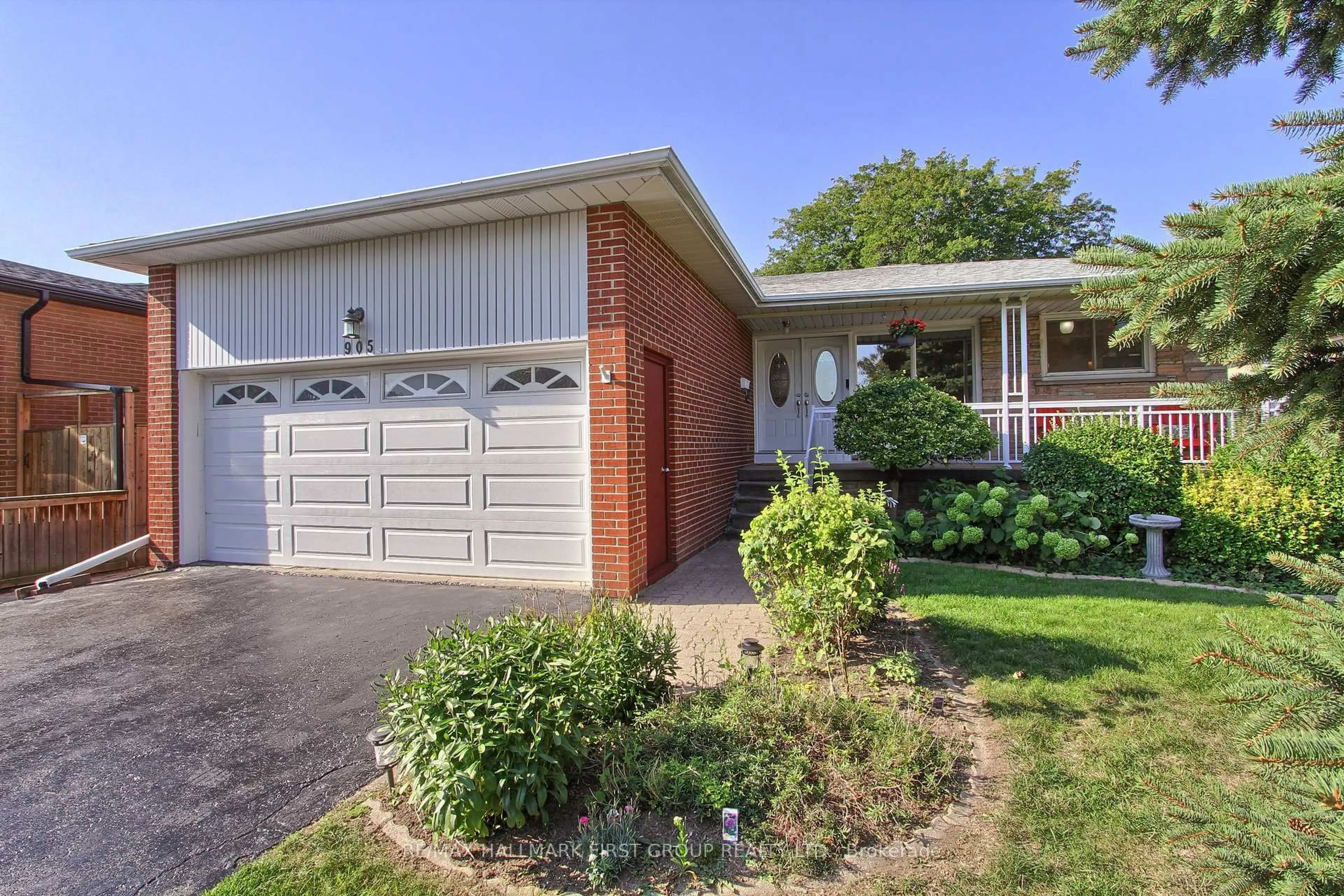 Home with brick exterior material, street for 905 Lexicon Dr, Mississauga Ontario L4Y 2P9