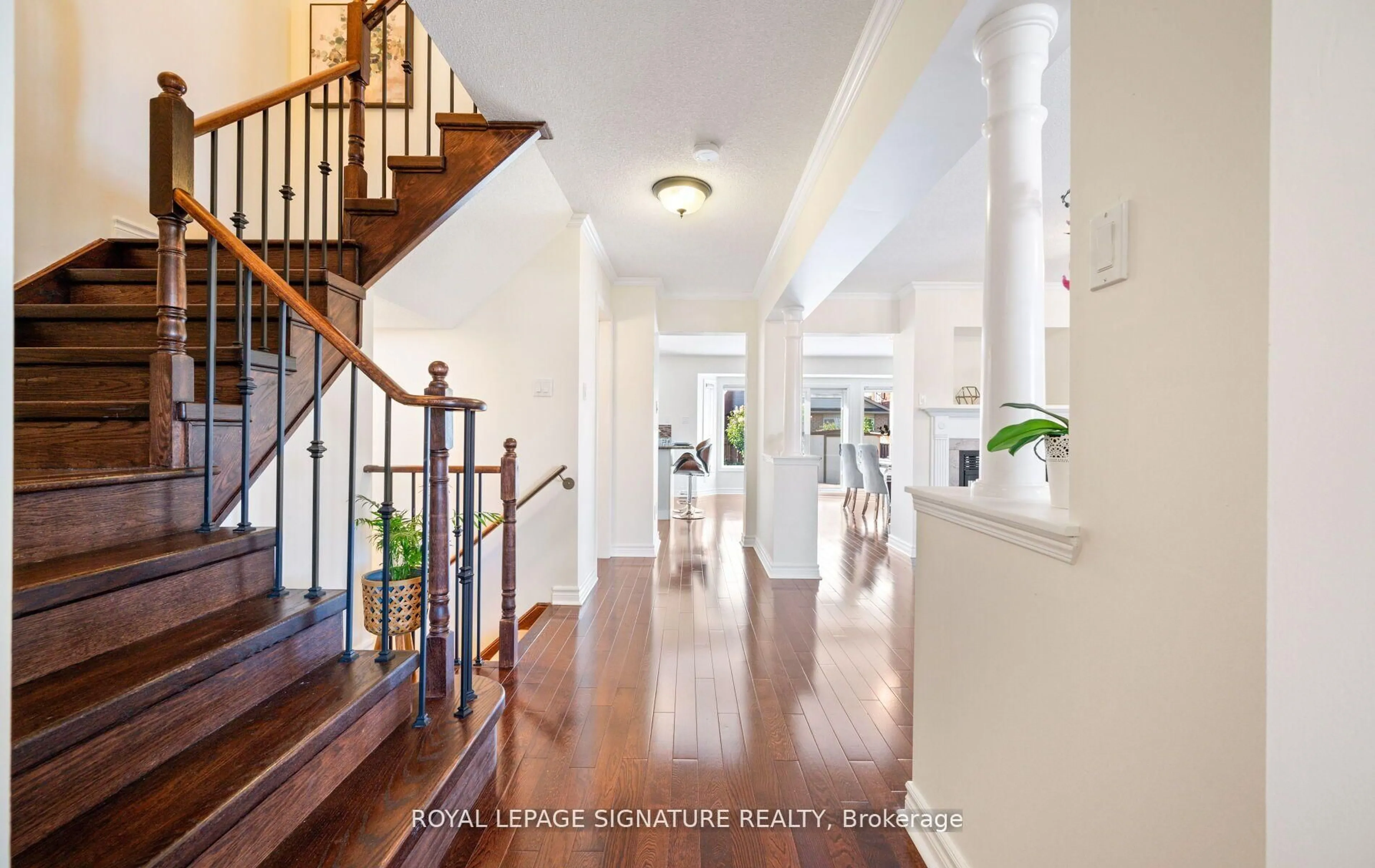 Indoor foyer for 3351 Smoke Tree Rd, Mississauga Ontario L5N 7M5