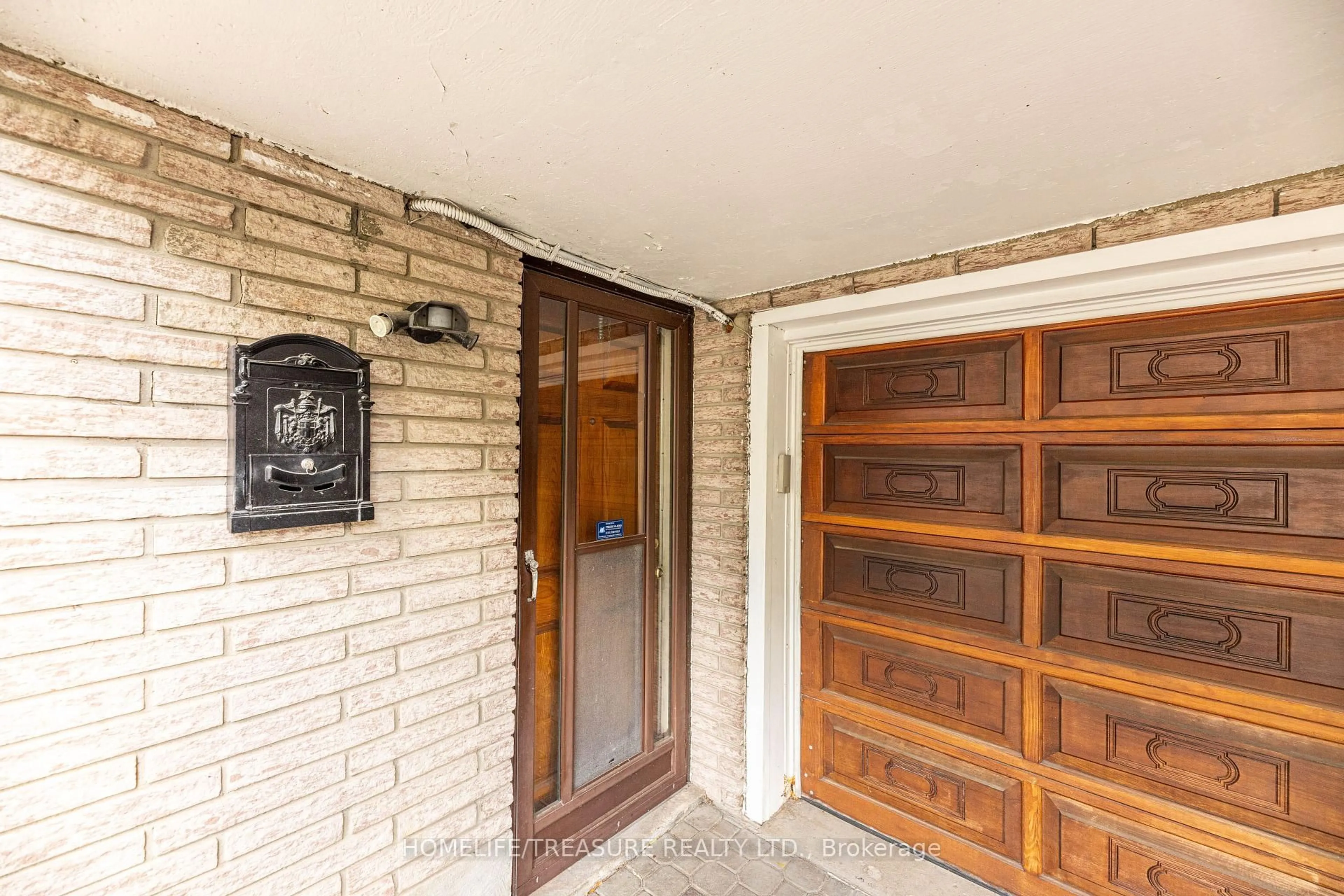 Indoor foyer for 85 Downsview Ave, Toronto Ontario M3M 1E1