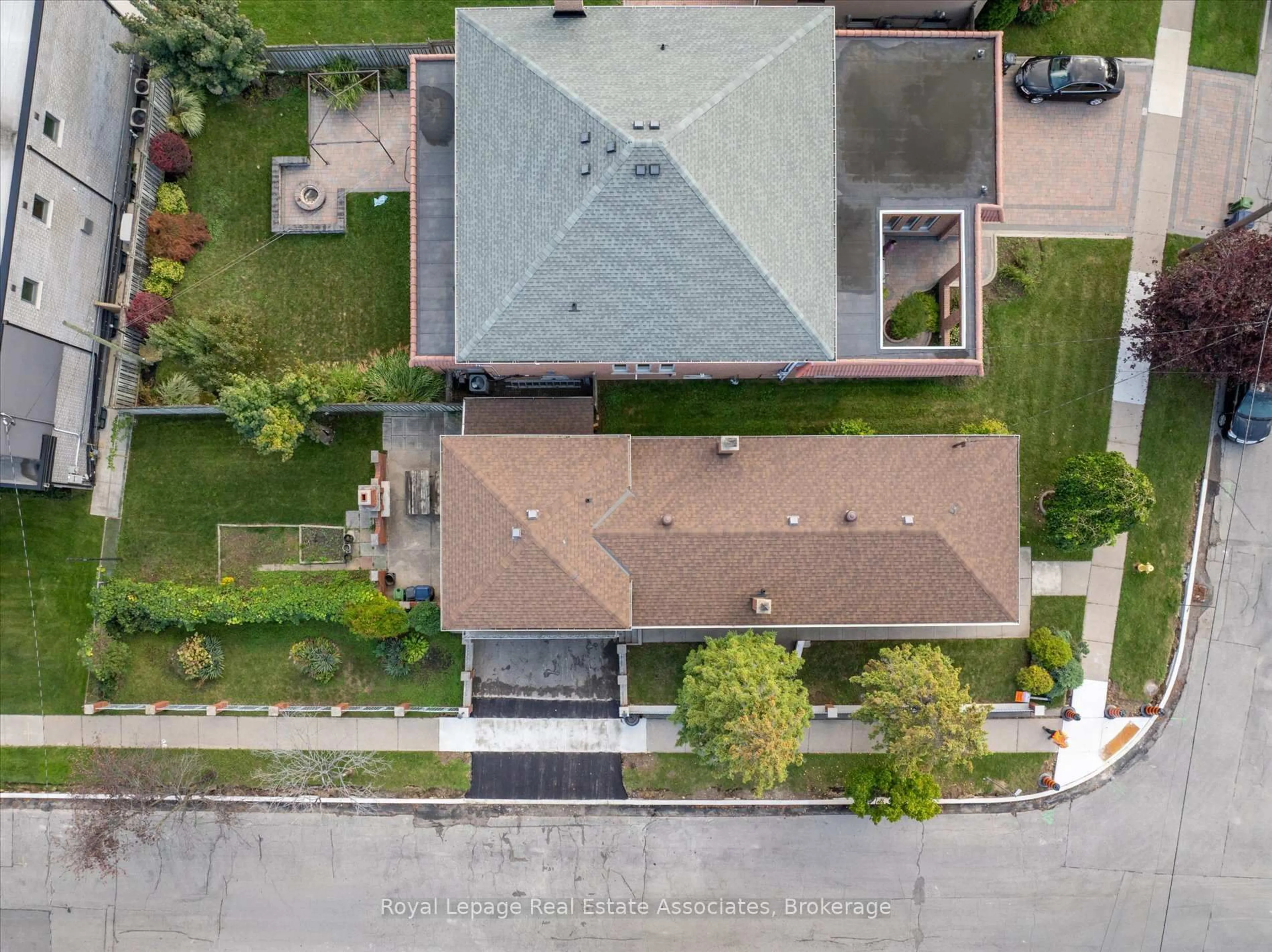 A pic from outside/outdoor area/front of a property/back of a property/a pic from drone, street for 135 Jay St, Toronto Ontario M6L 2M3