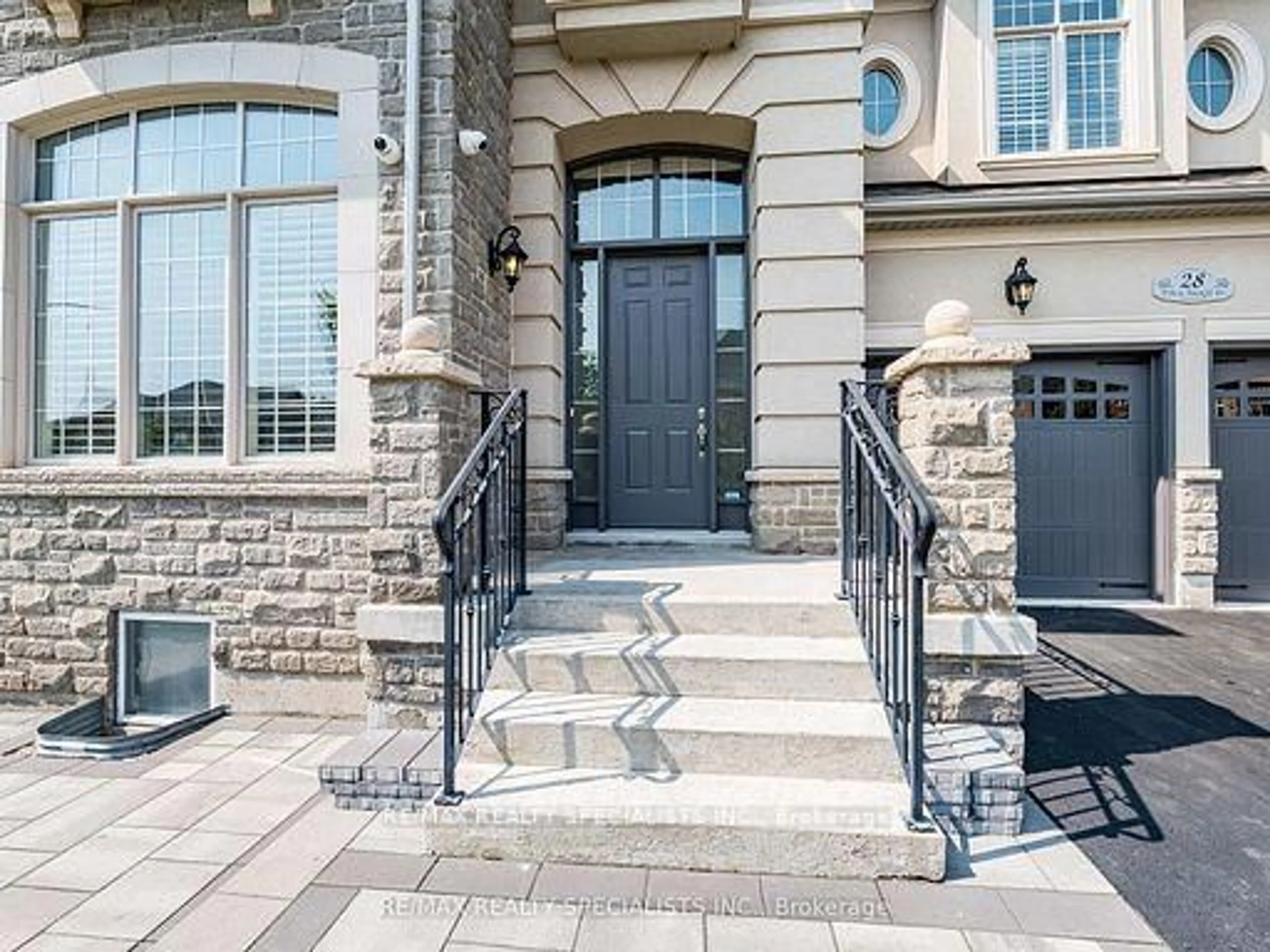 Indoor entryway for 28 Elbern Markell Dr, Brampton Ontario L6X 2X5