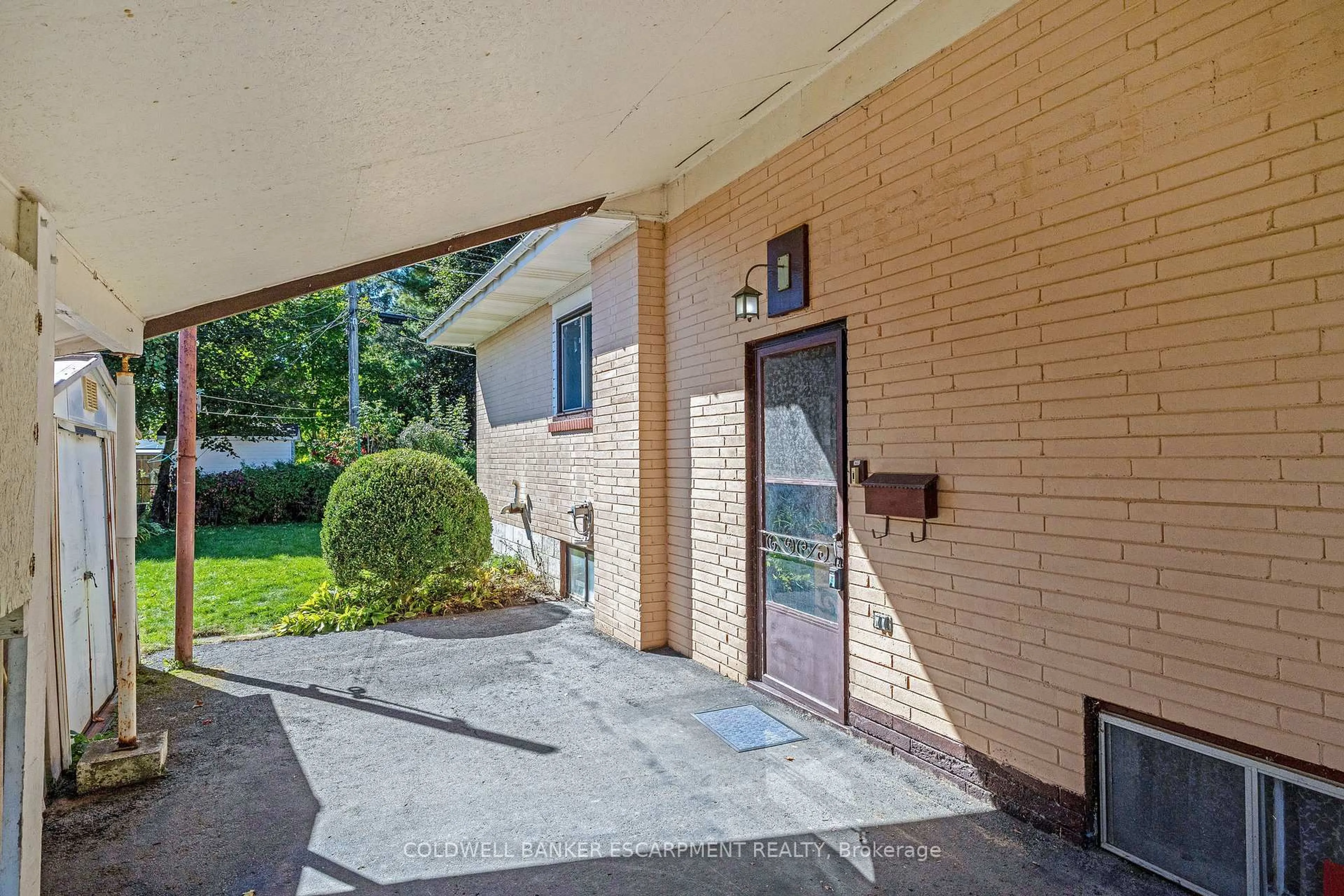 Indoor foyer for 96 Churchill Rd, Halton Hills Ontario L7J 2J4