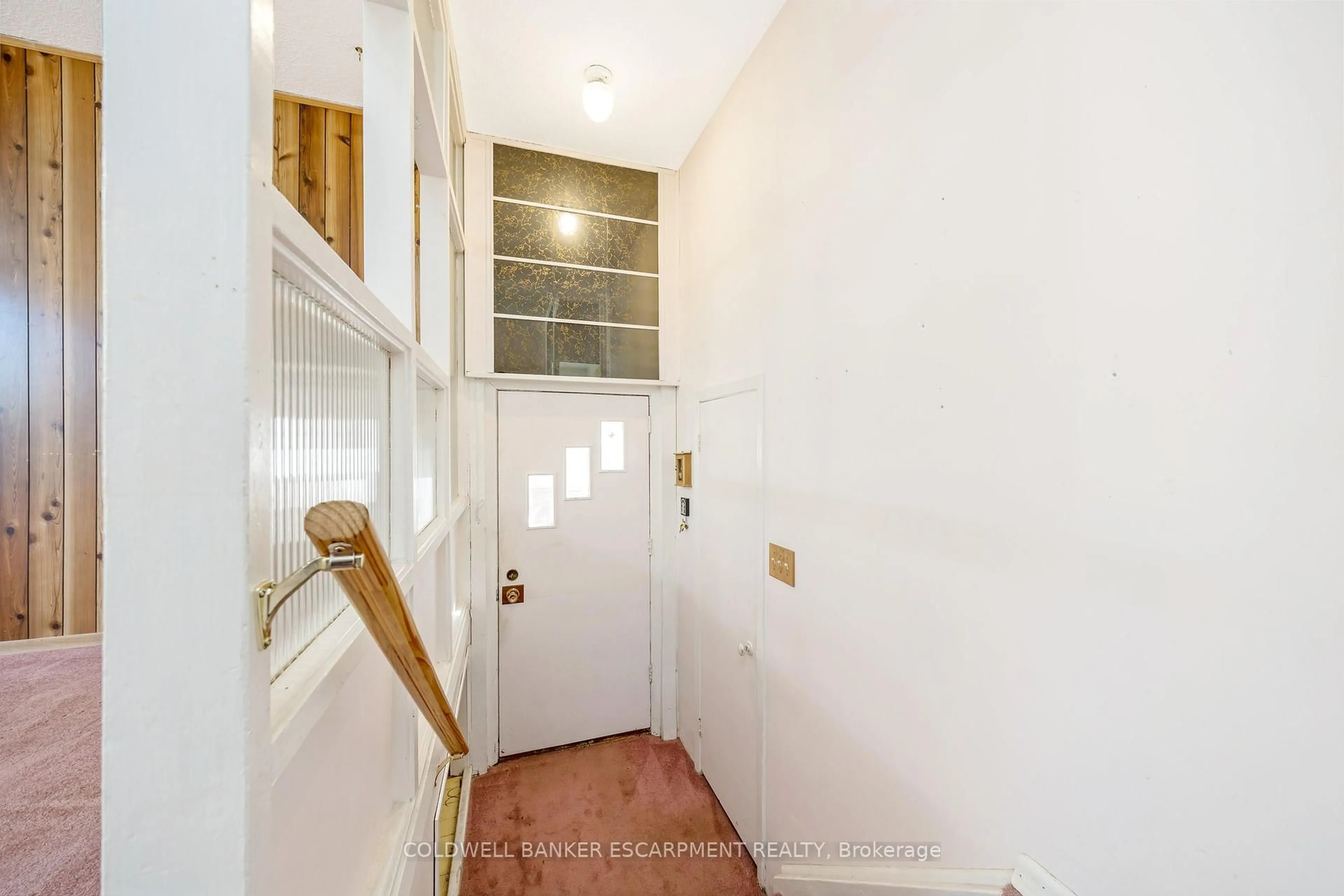 Indoor entryway for 96 Churchill Rd, Halton Hills Ontario L7J 2J4