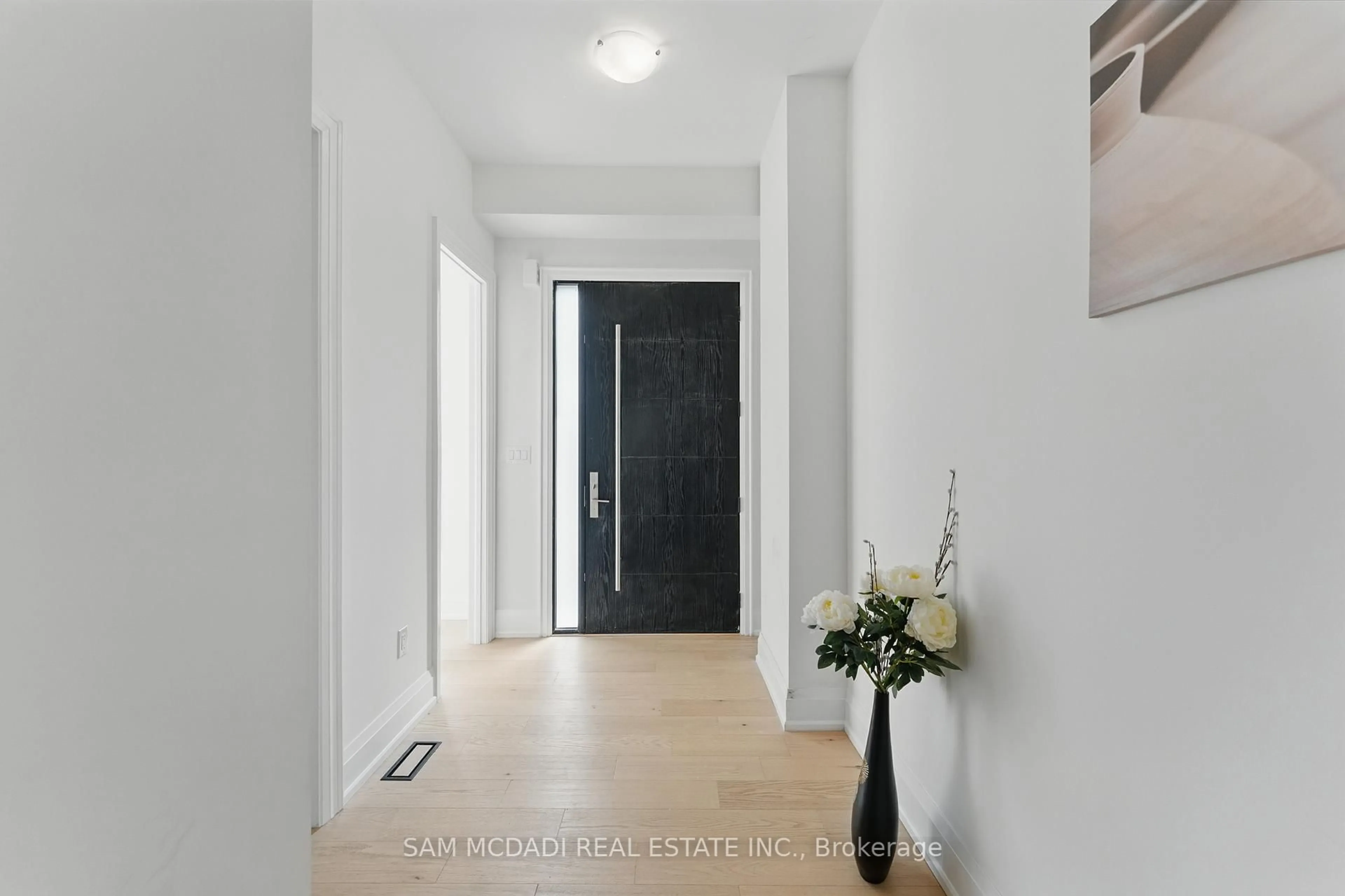 Indoor foyer for 1037 Meredith Ave, Mississauga Ontario L5E 2C6