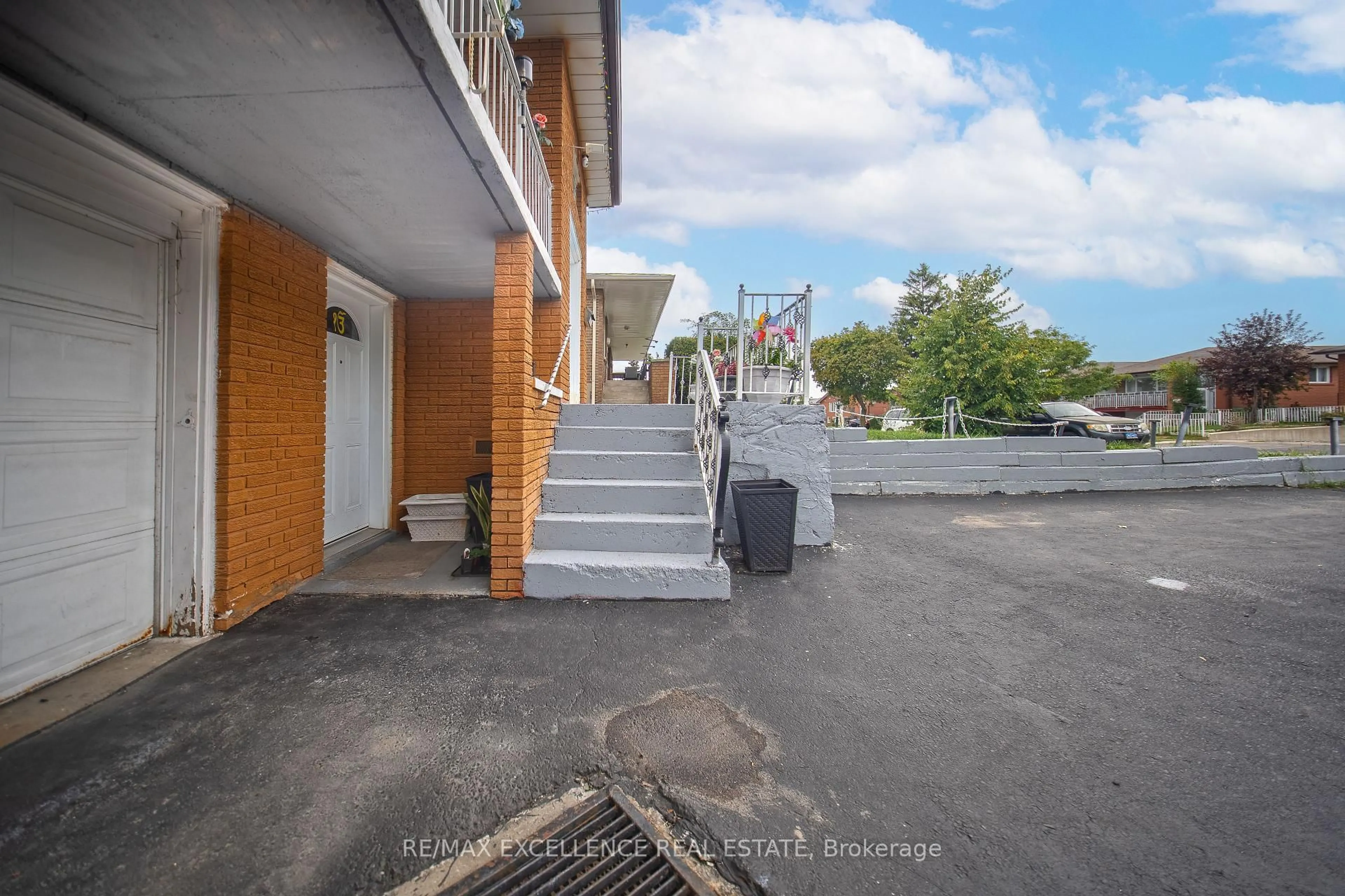Patio, street for 7246 Reindeer Dr, Mississauga Ontario L4T 2M7