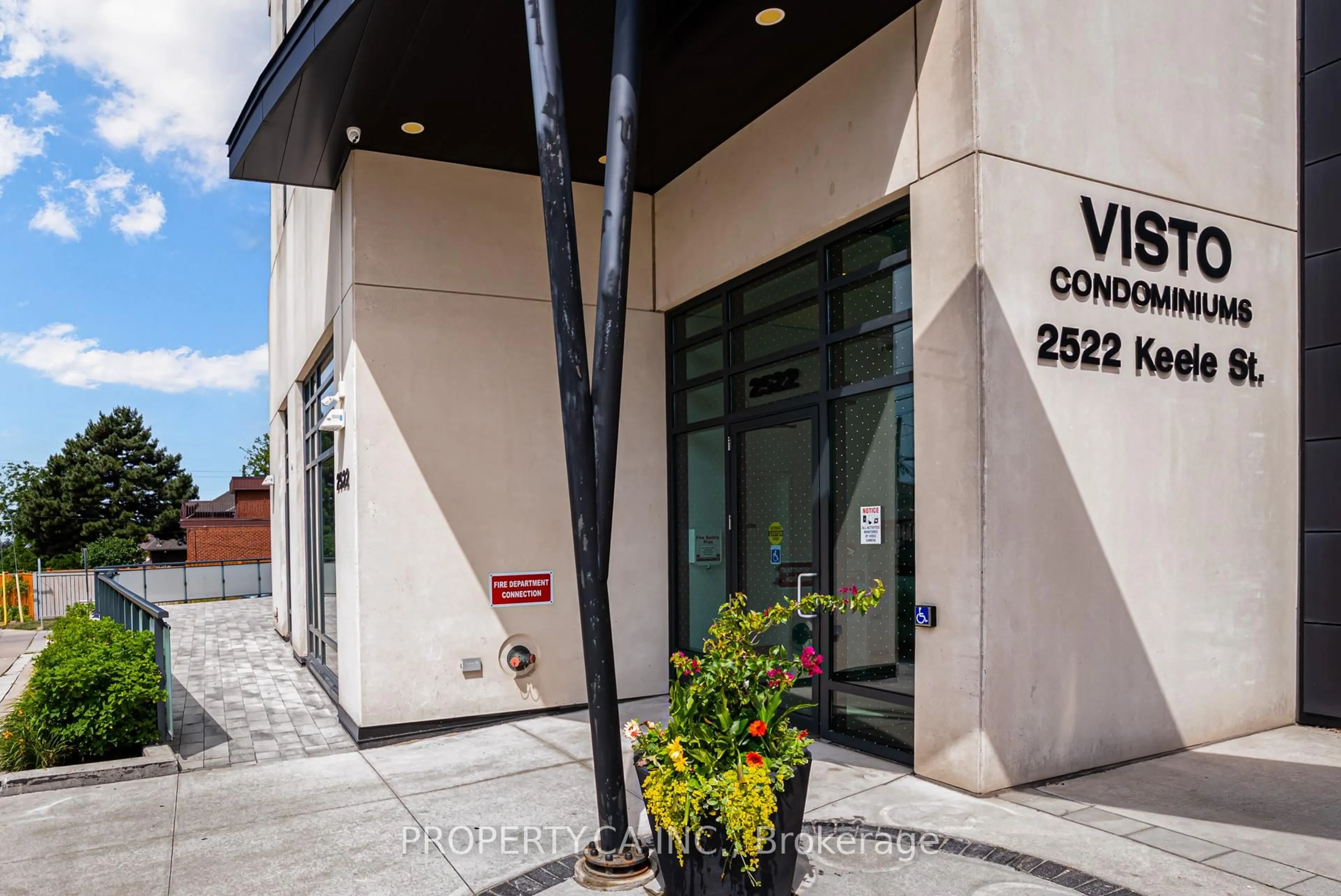 Indoor foyer for 2522 Keele St #704, Toronto Ontario M6L 0A2