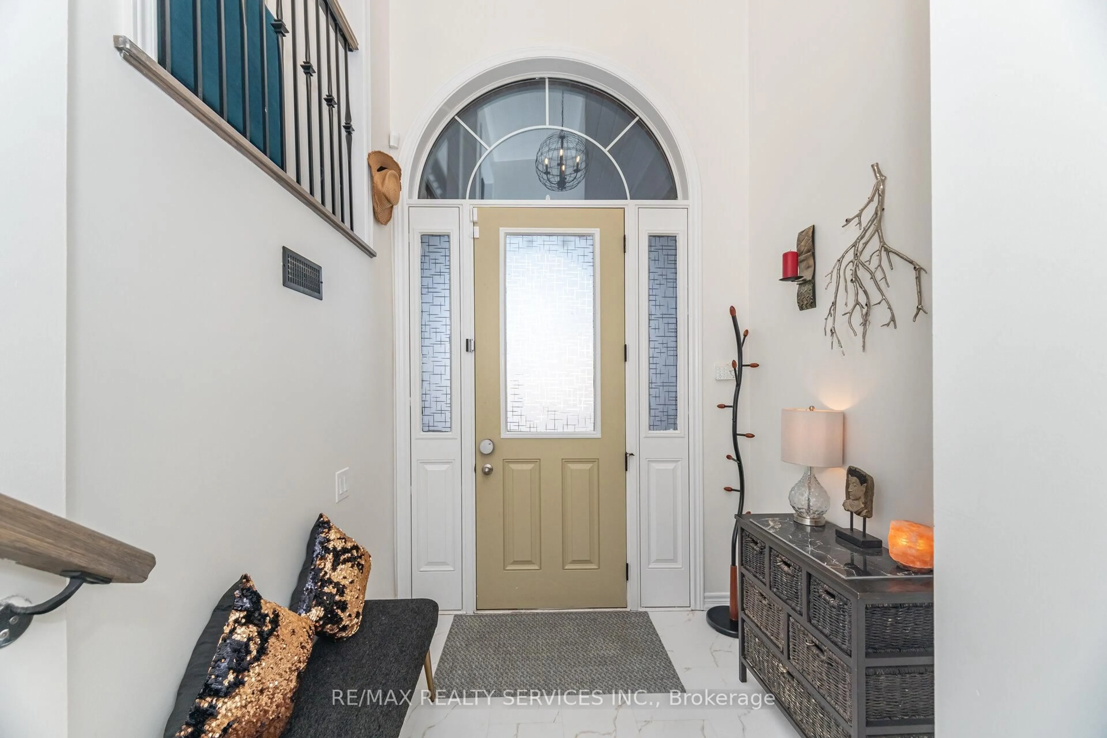 Indoor entryway for 42 Meadowcreek Rd, Caledon Ontario L7C 4A1