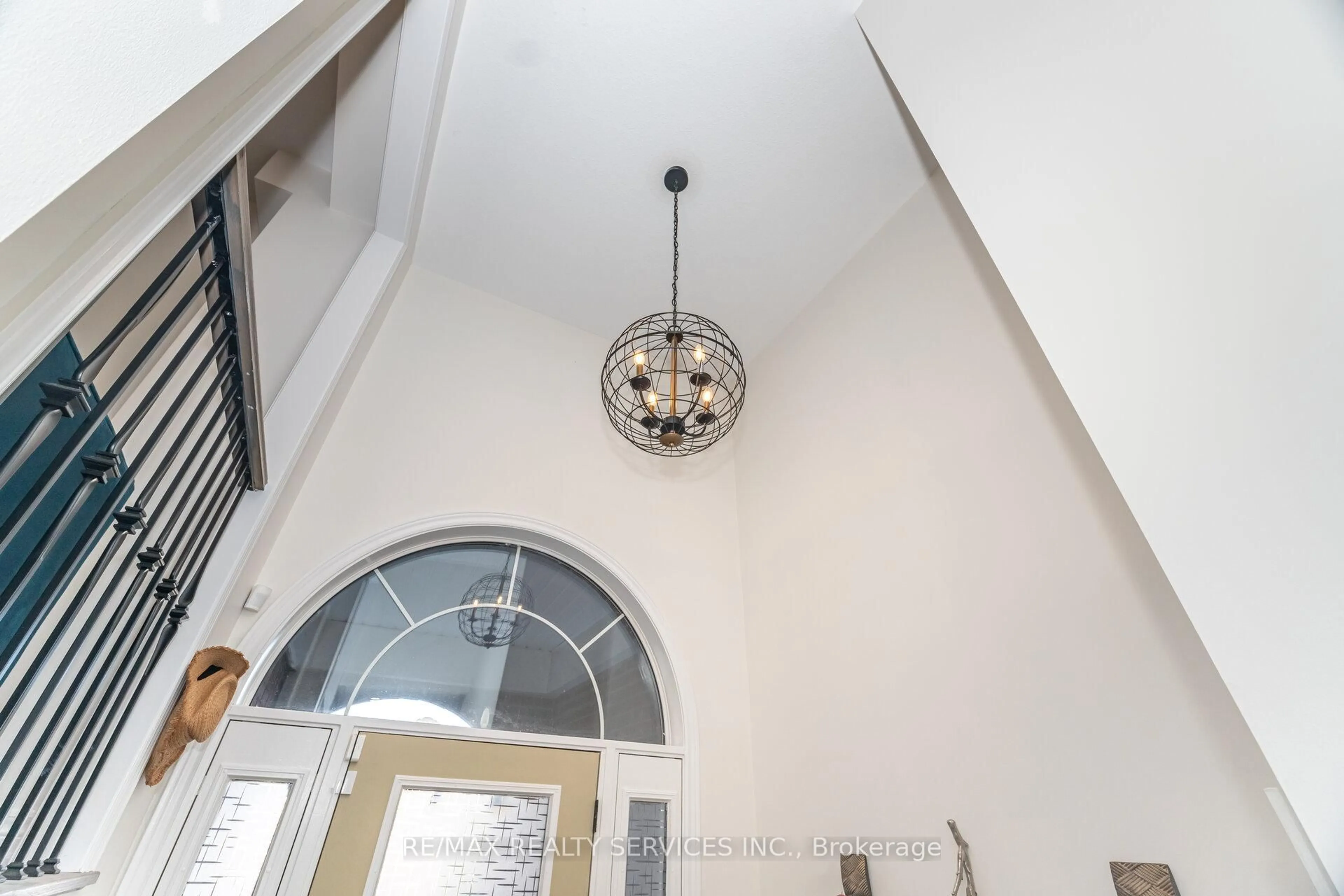 Indoor foyer for 42 Meadowcreek Rd, Caledon Ontario L7C 4A1