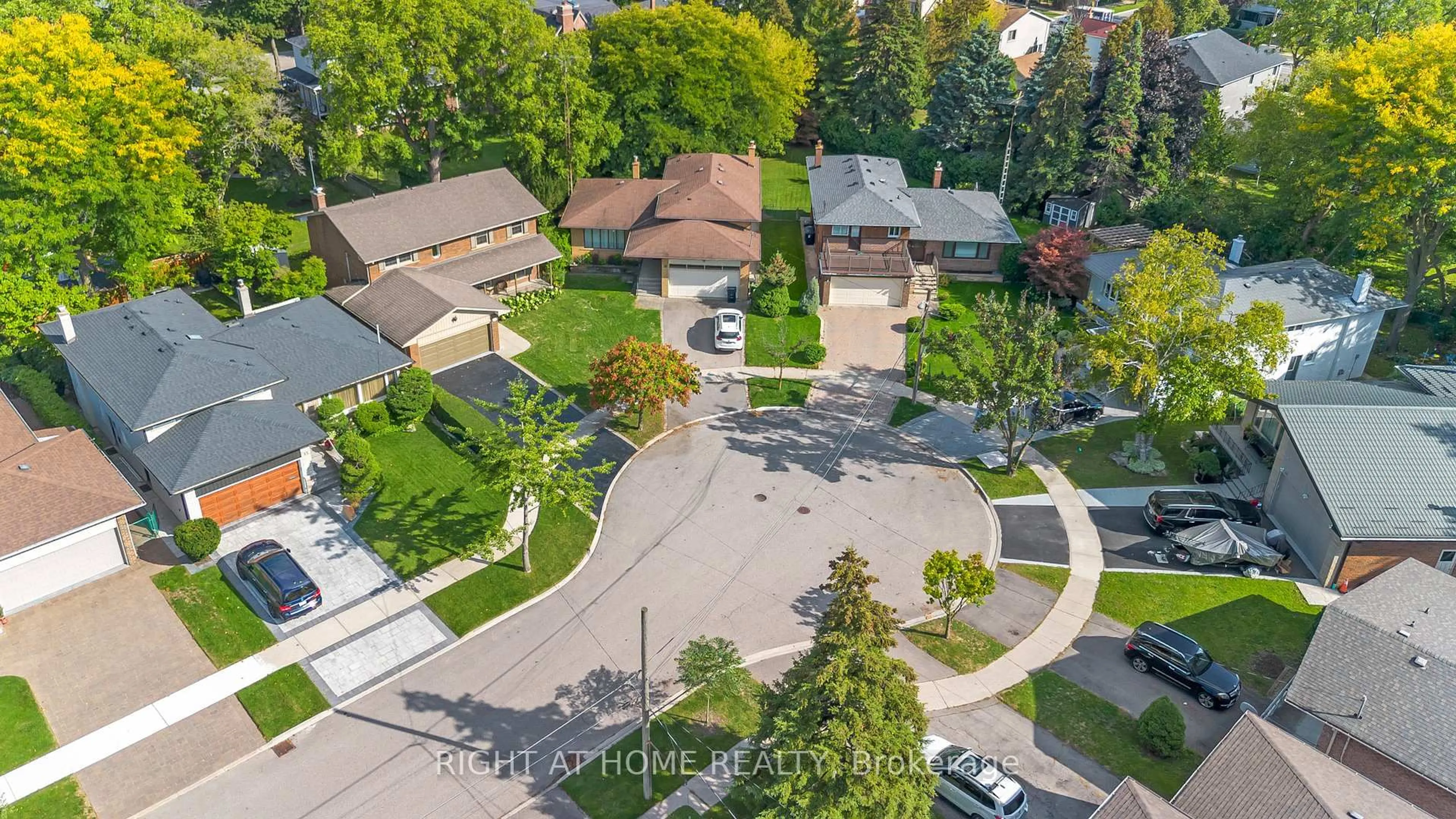 A pic from outside/outdoor area/front of a property/back of a property/a pic from drone, street for 17 Glen Meadow Crt, Toronto Ontario M9B 5B9