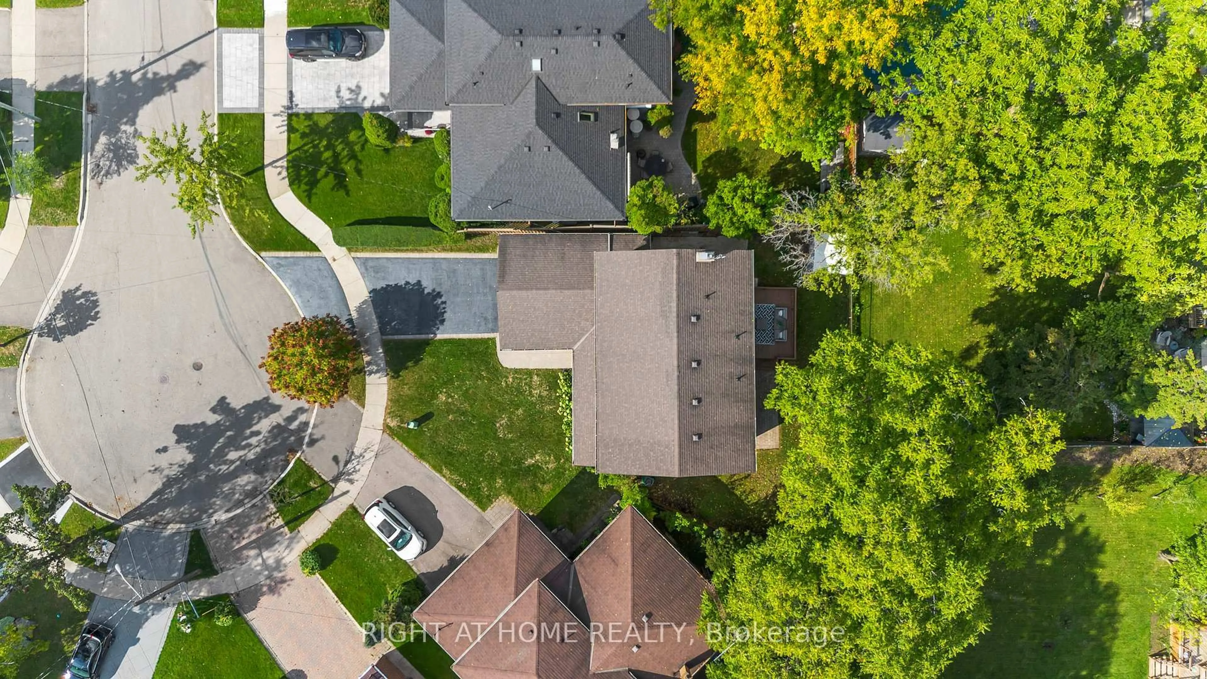 A pic from outside/outdoor area/front of a property/back of a property/a pic from drone, street for 17 Glen Meadow Crt, Toronto Ontario M9B 5B9