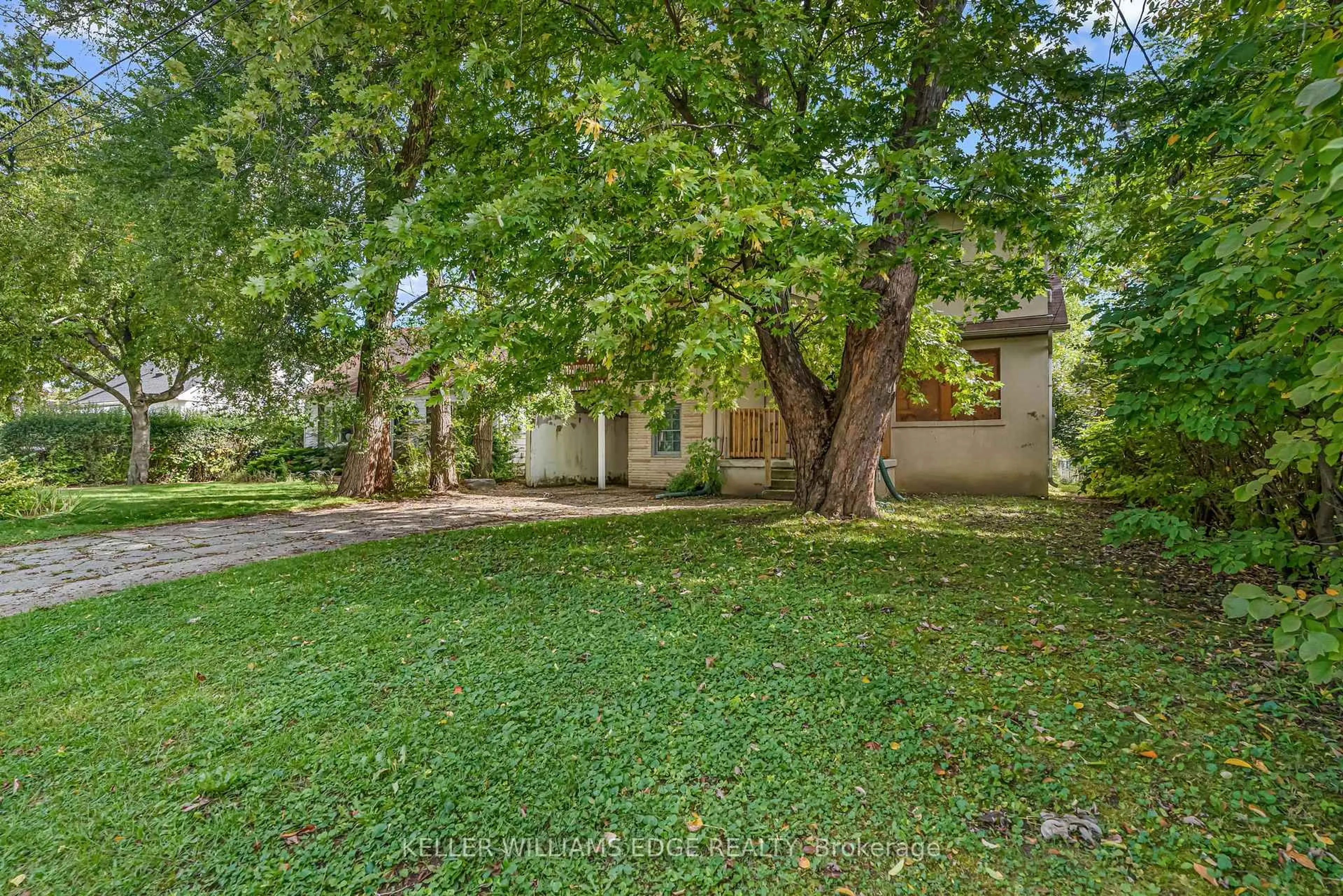 A pic from outside/outdoor area/front of a property/back of a property/a pic from drone, street for 63 Minnewawa Rd, Mississauga Ontario L5G 1C6