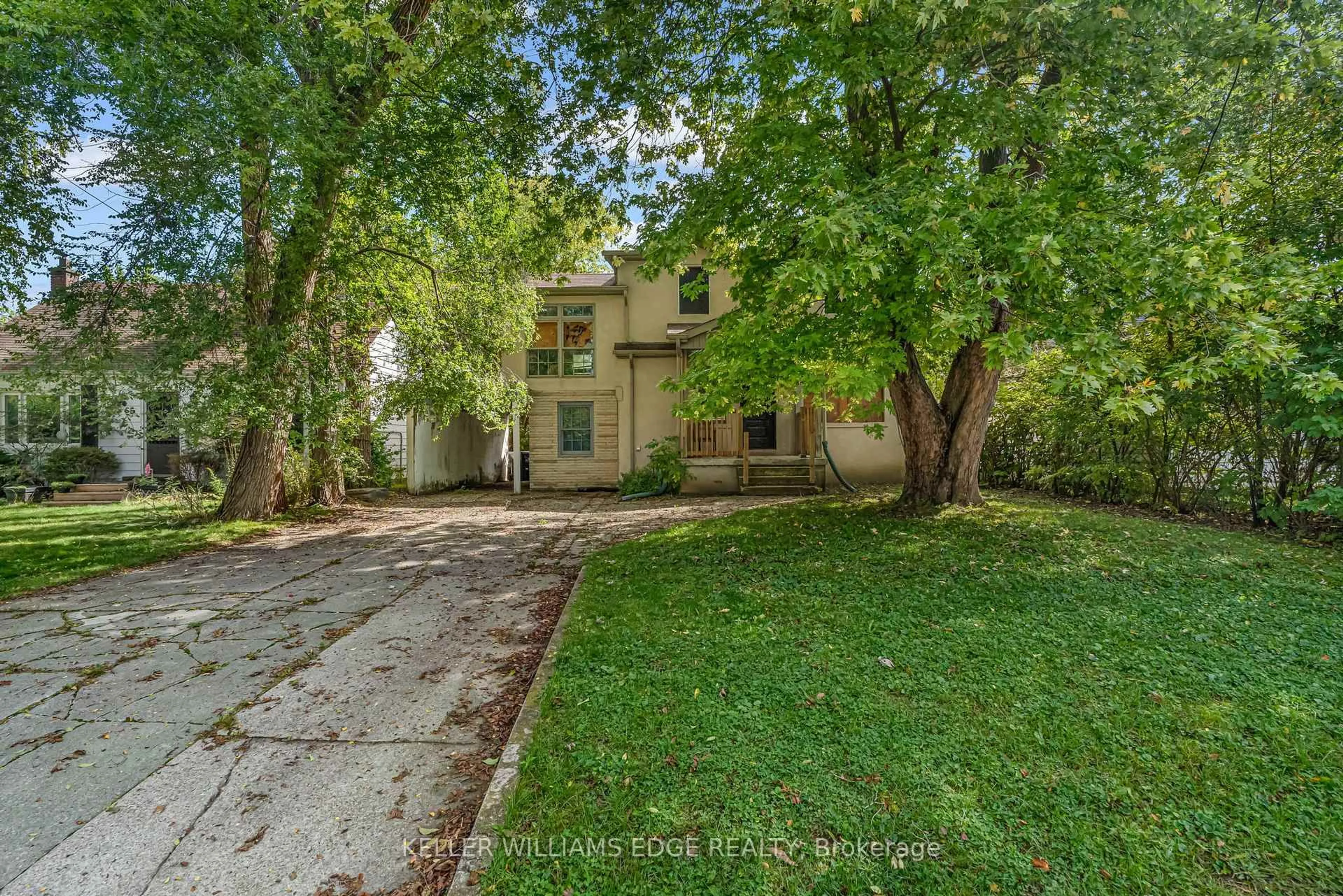 A pic from outside/outdoor area/front of a property/back of a property/a pic from drone, street for 63 Minnewawa Rd, Mississauga Ontario L5G 1C6