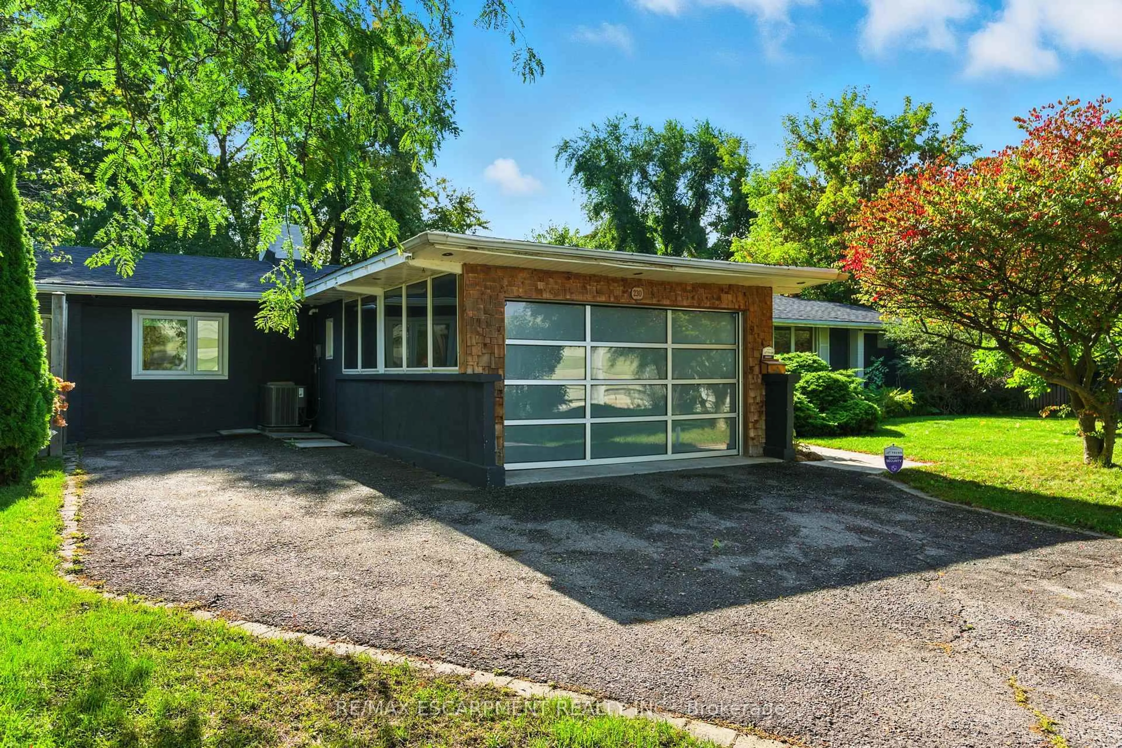 Home with brick exterior material, street for 230 South Service Rd, Mississauga Ontario L5G 2S1