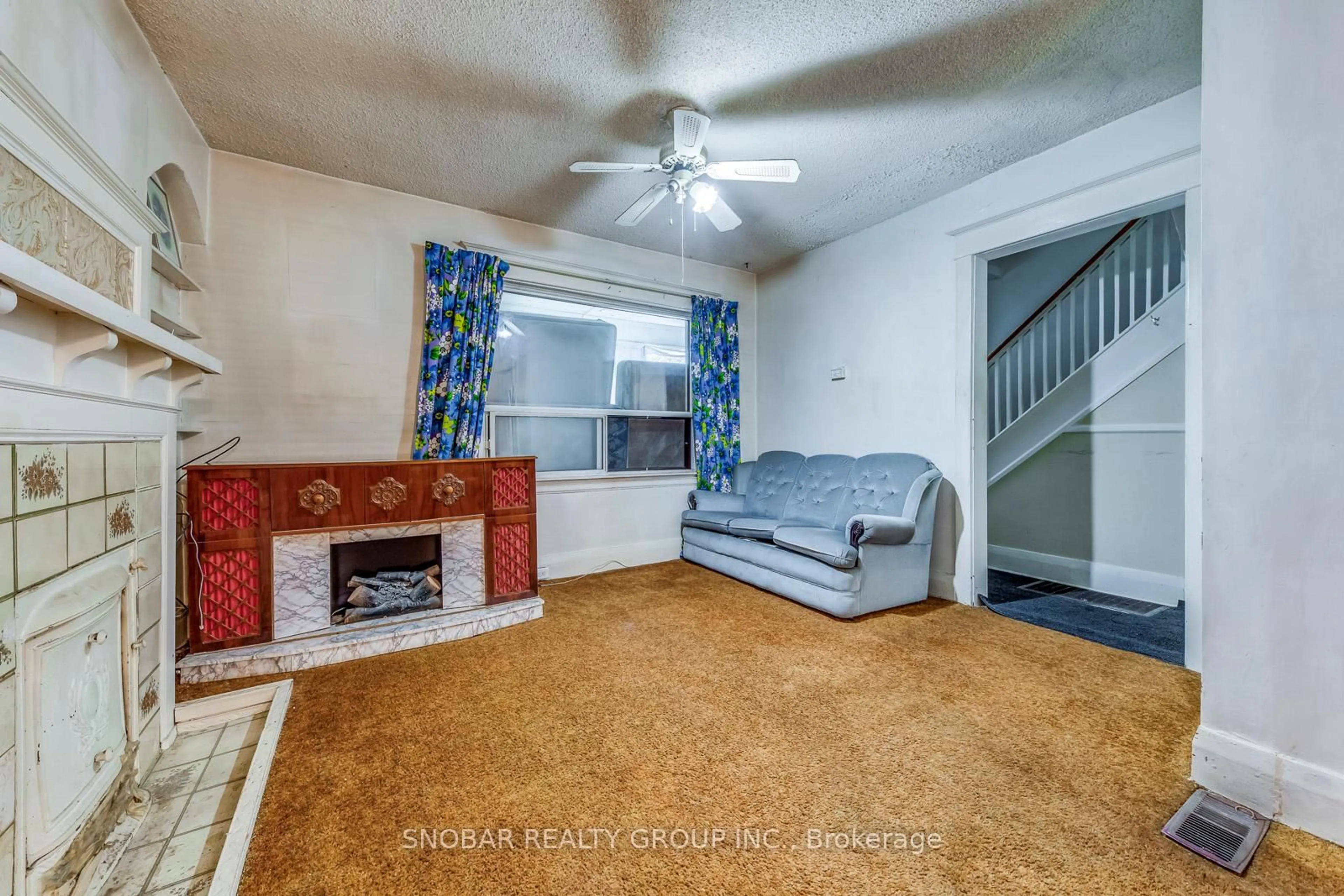 Living room with furniture, carpet floor for 483 Caledonia Rd, Toronto Ontario M6E 4V1