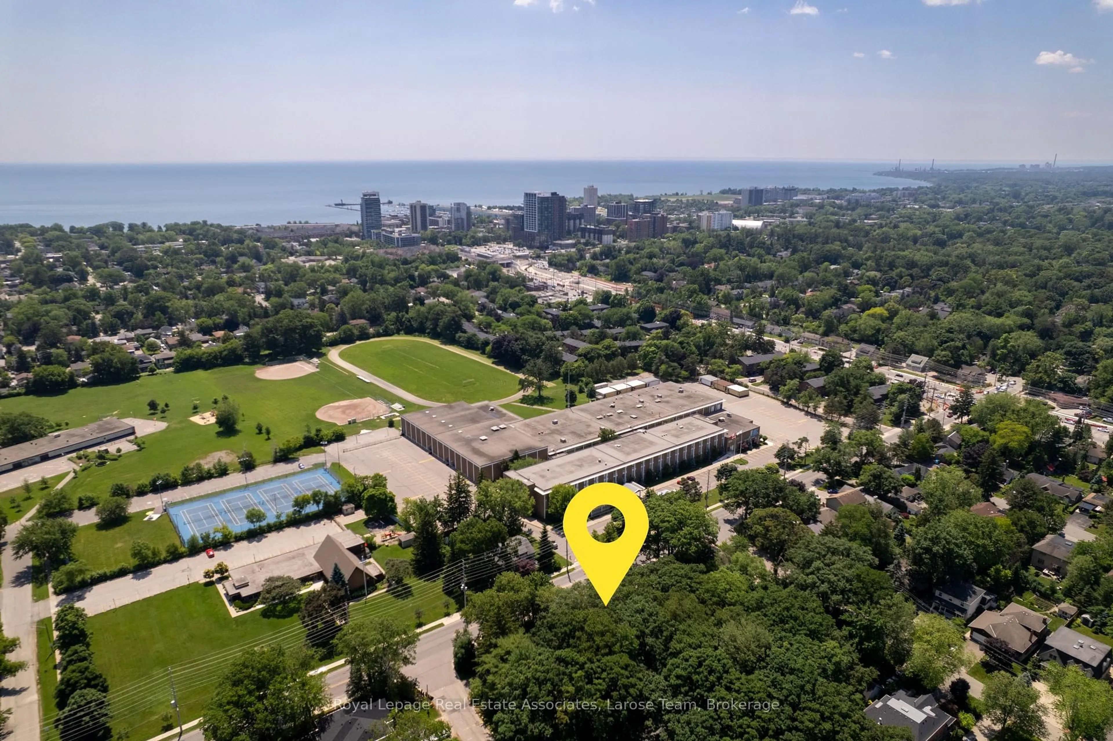 A pic from outside/outdoor area/front of a property/back of a property/a pic from drone, water/lake/river/ocean view for 101 Mineola Rd, Mississauga Ontario L5G 2E6