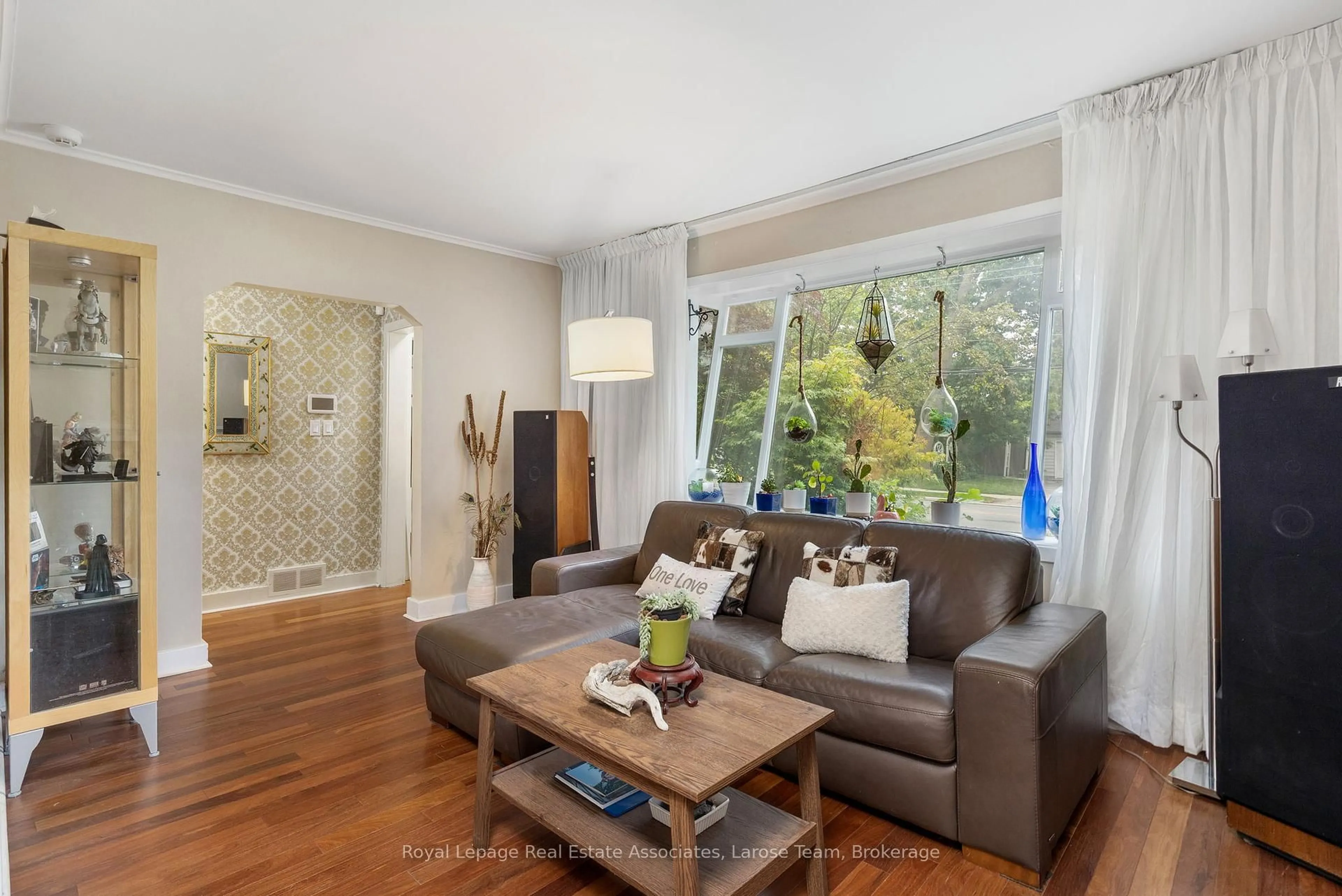 Living room with furniture, wood/laminate floor for 101 Mineola Rd, Mississauga Ontario L5G 2E6