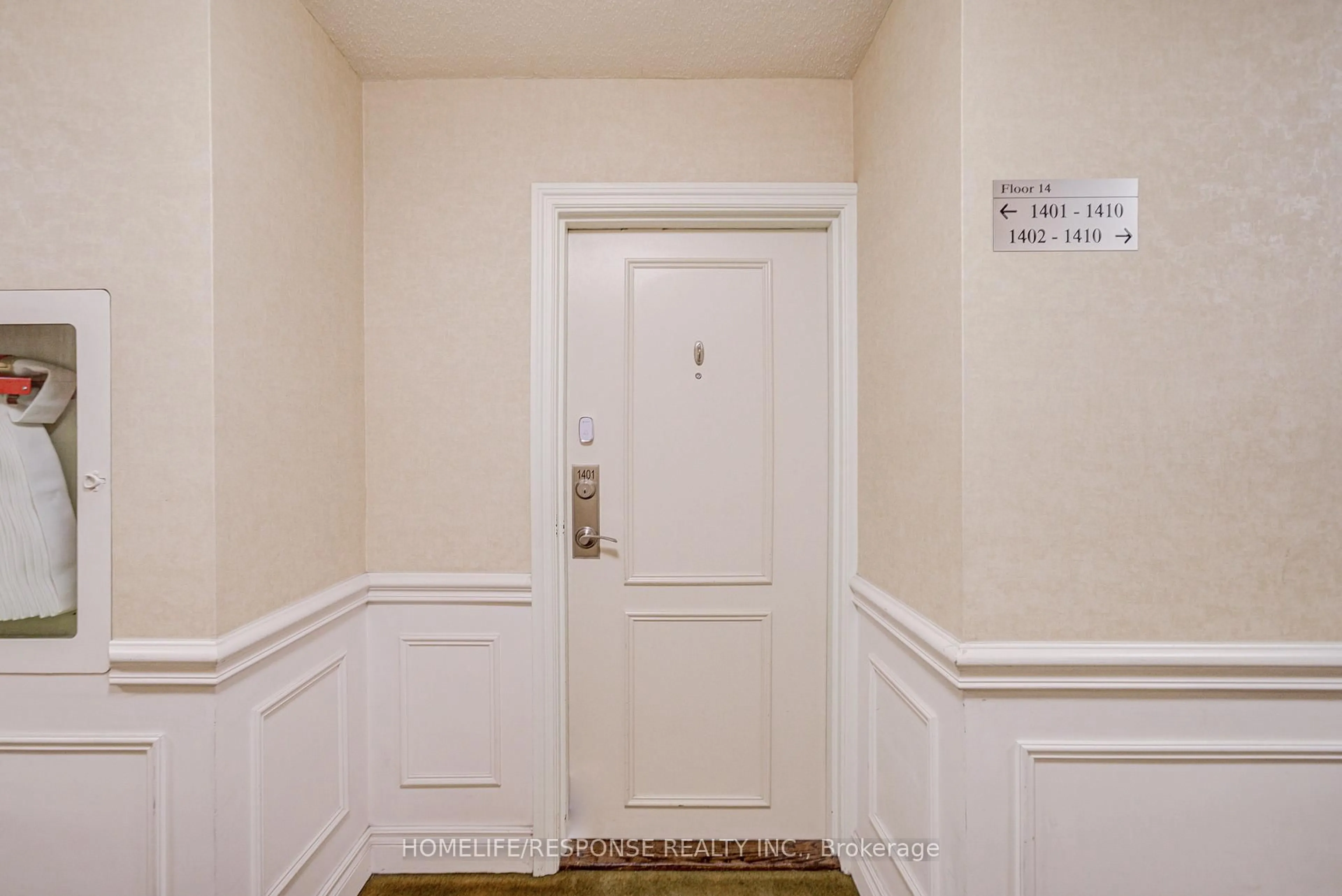 Indoor entryway for 1535 Lakeshore Rd #1401, Mississauga Ontario L5E 3E2