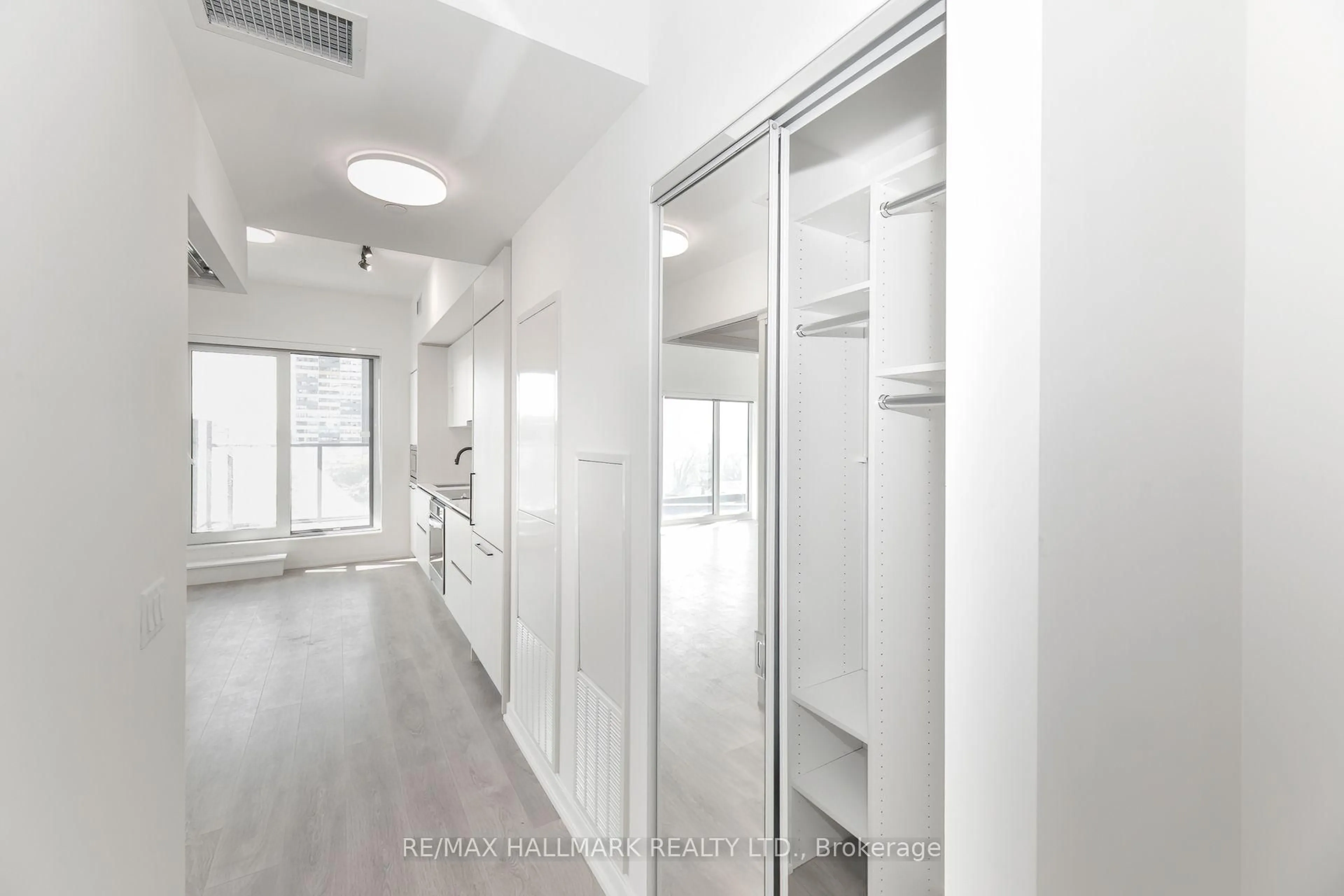 Indoor foyer for 1285 Dupont St #503, Toronto Ontario M6H 0E3