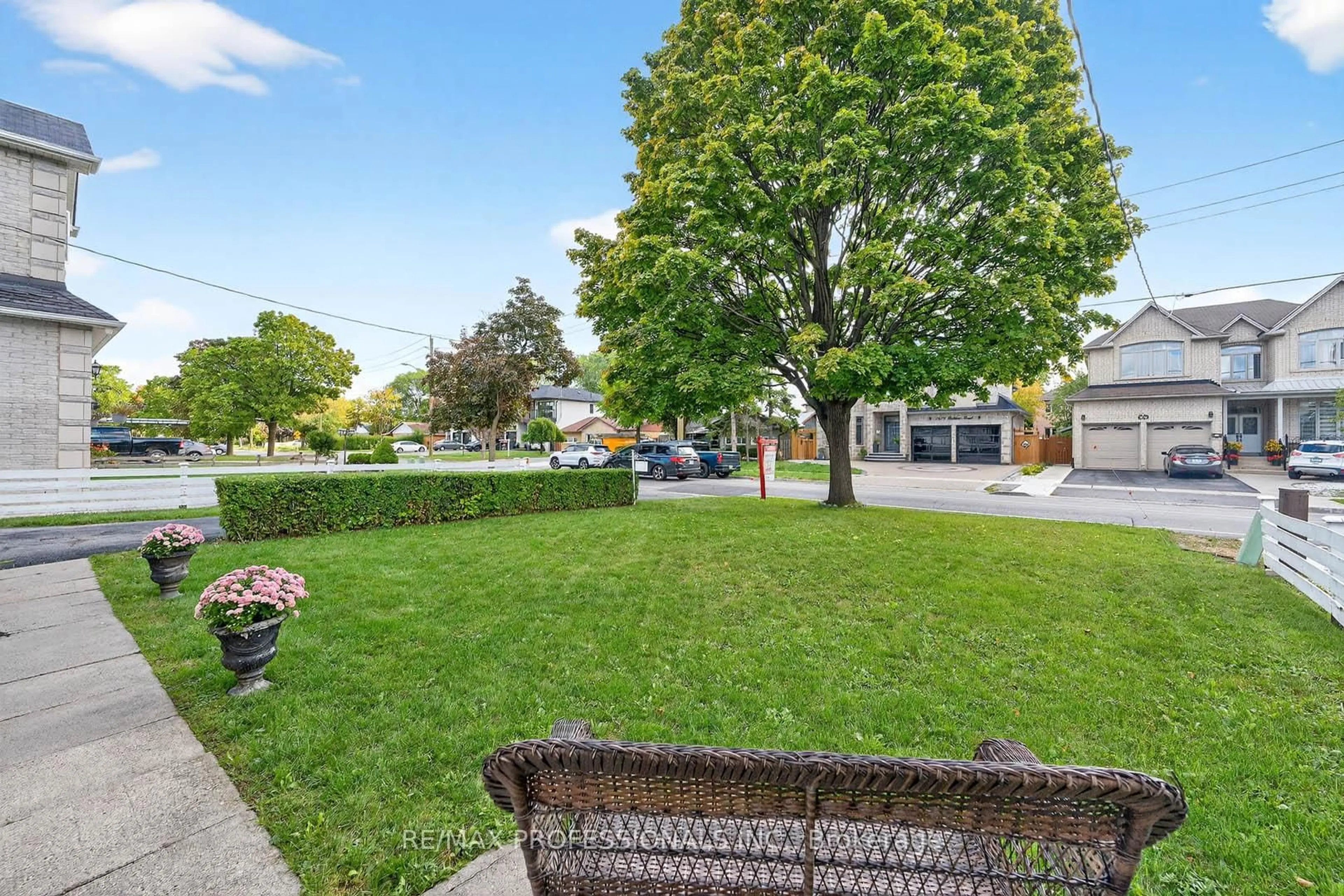 Patio, street for 7638 Redstone Rd, Mississauga Ontario L4T 2B9