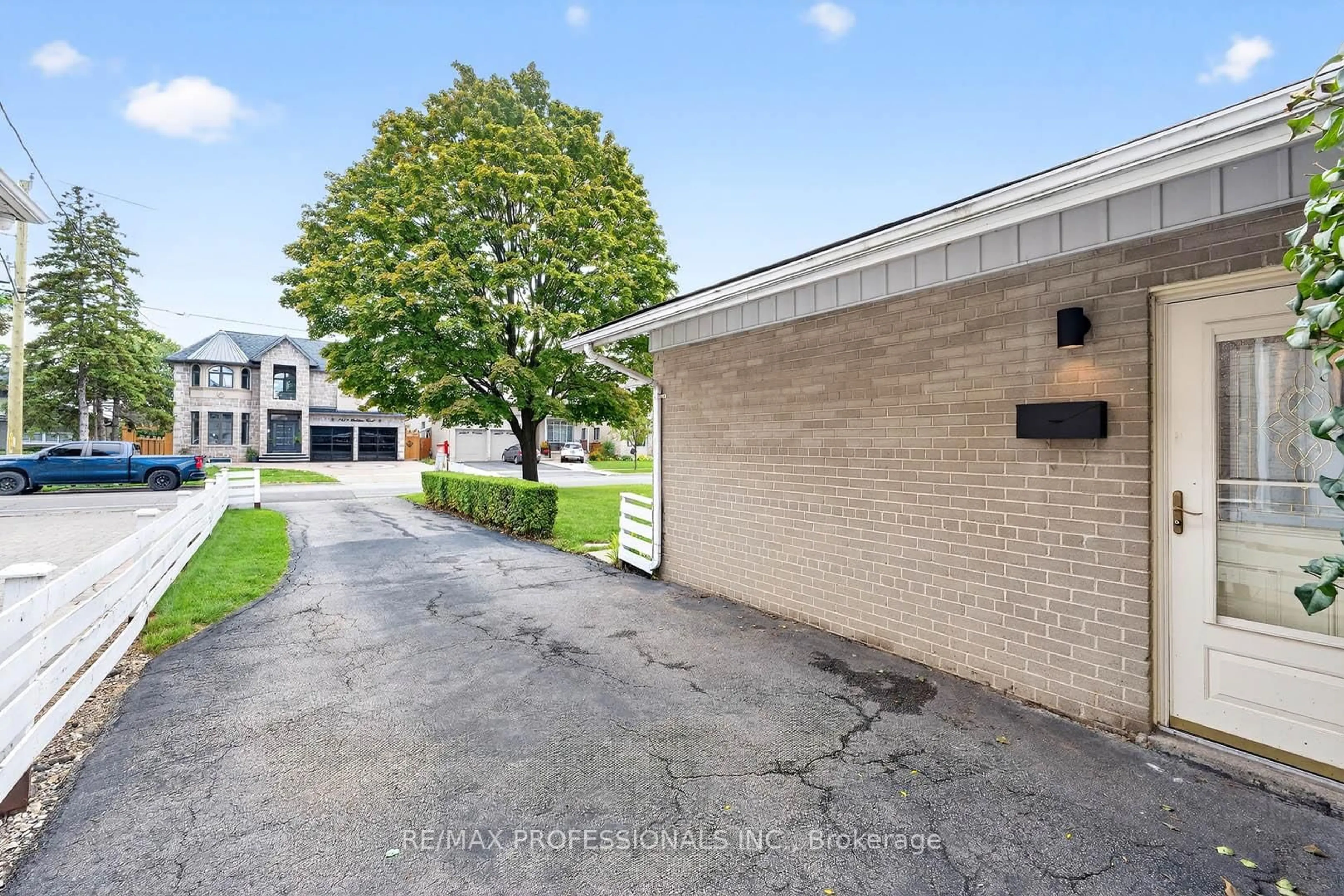 A pic from outside/outdoor area/front of a property/back of a property/a pic from drone, street for 7638 Redstone Rd, Mississauga Ontario L4T 2B9