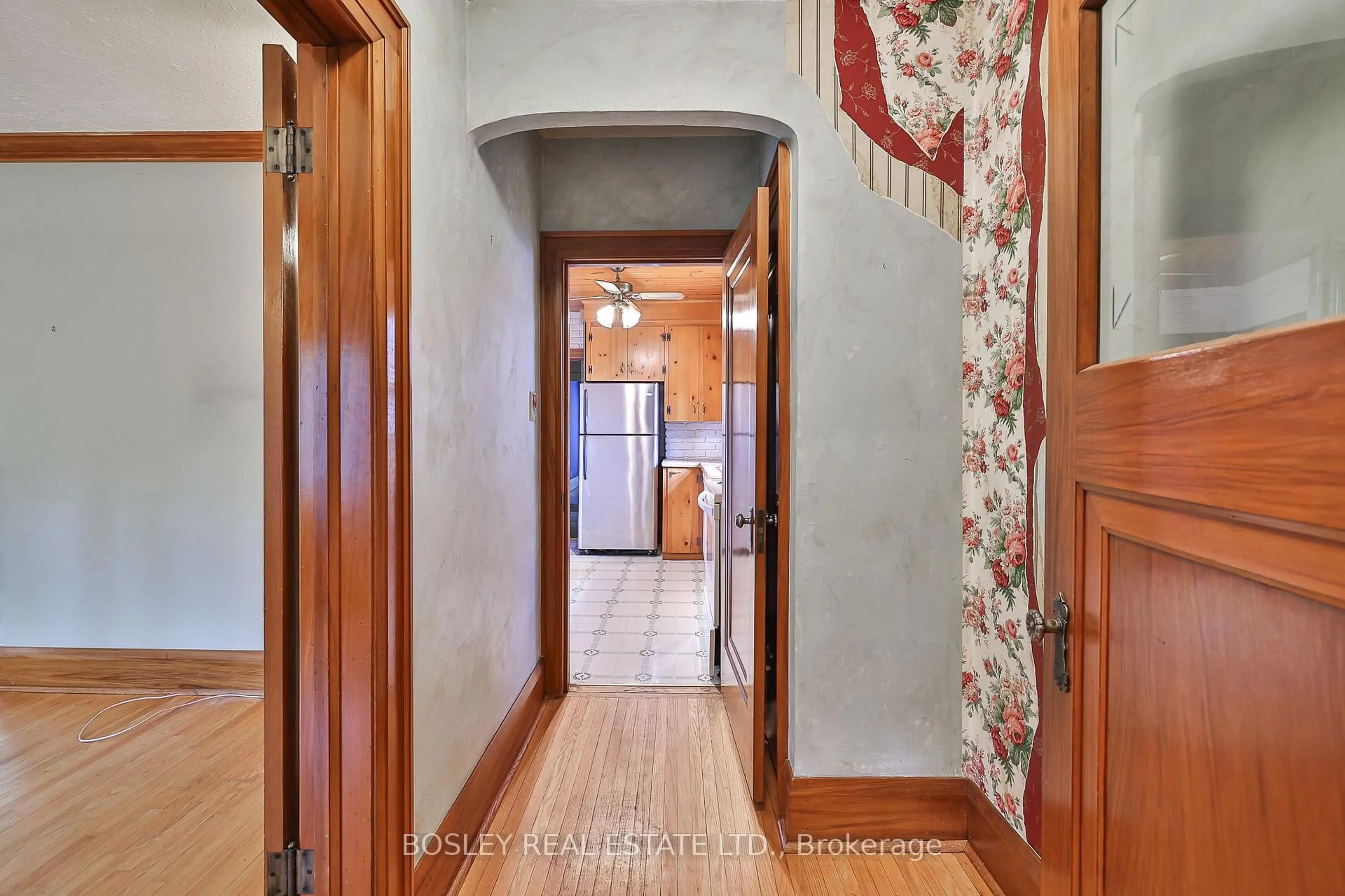 Indoor foyer for 26 Holloway Rd, Toronto Ontario M9A 1G1