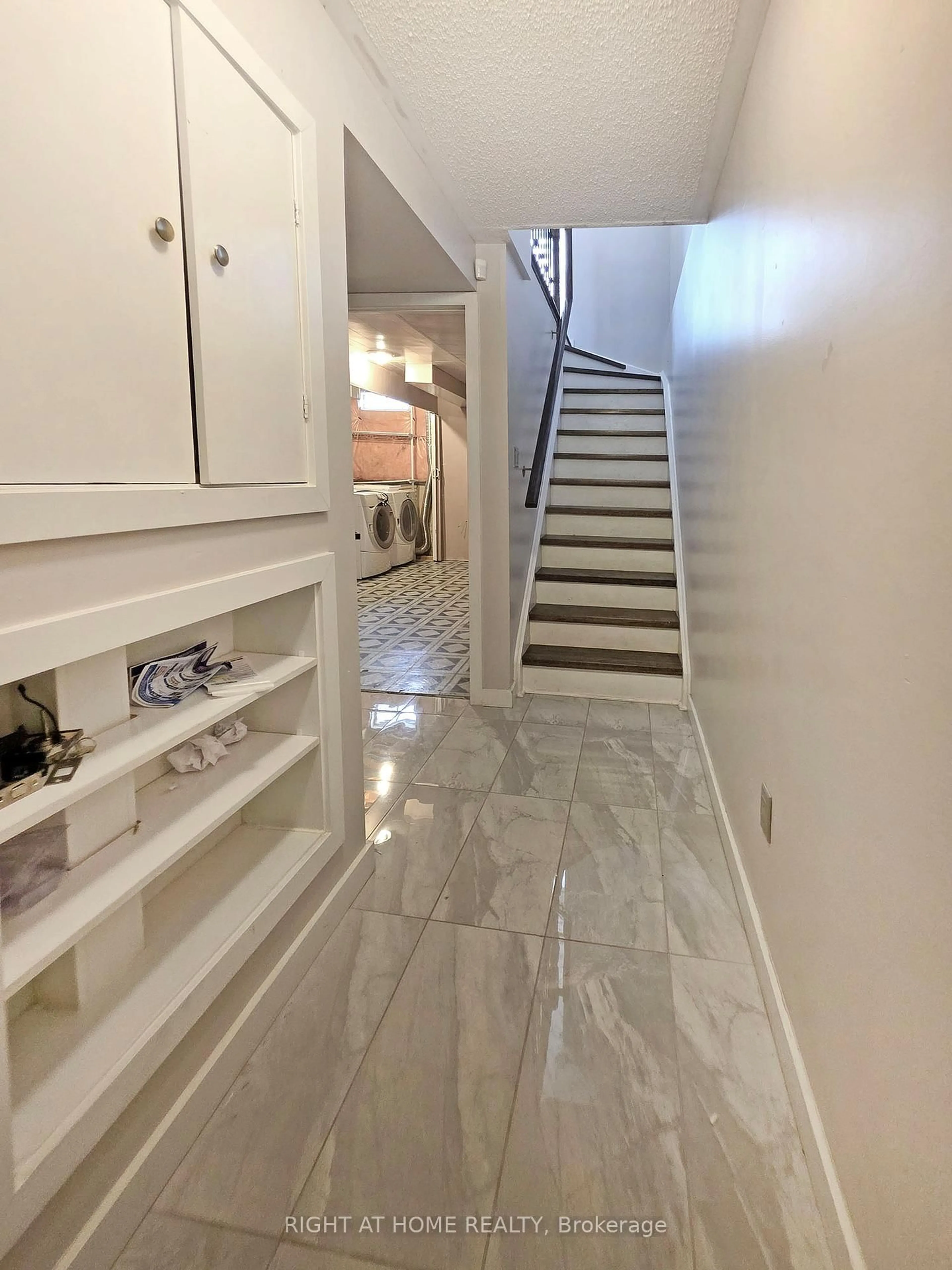 Indoor foyer for 98 Spadina Rd, Brampton Ontario L6X 4X6
