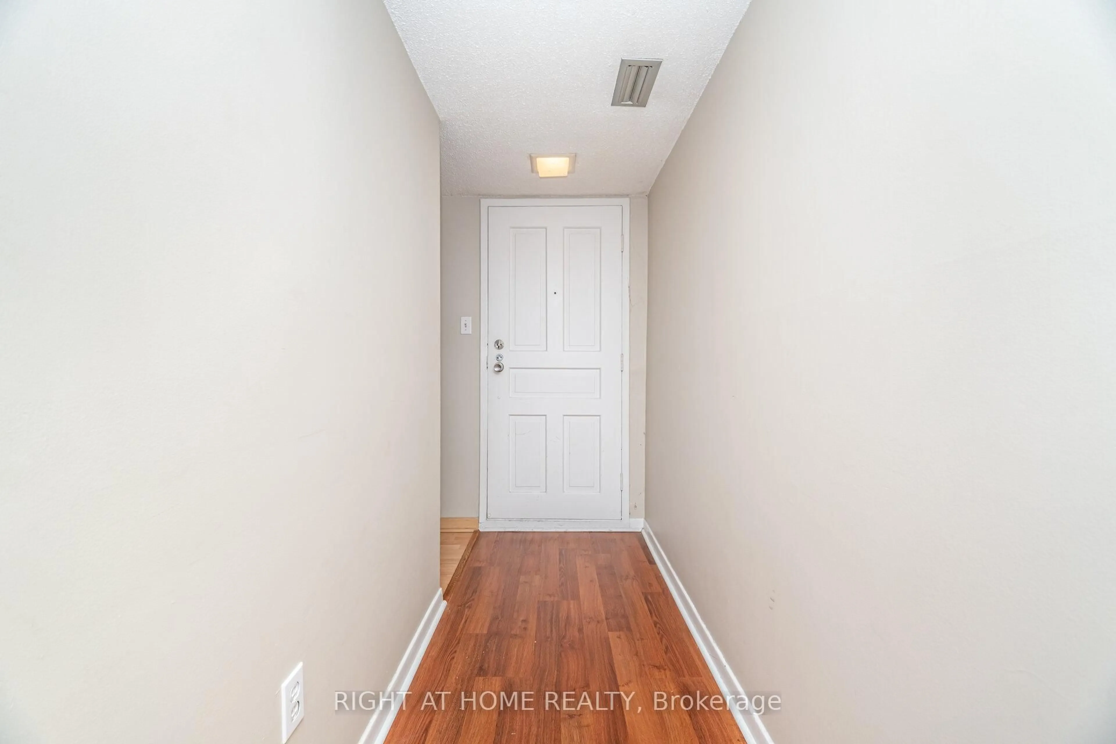 Indoor entryway for 1250 Mississauga Valley Blvd #13, Mississauga Ontario L5M 6K8