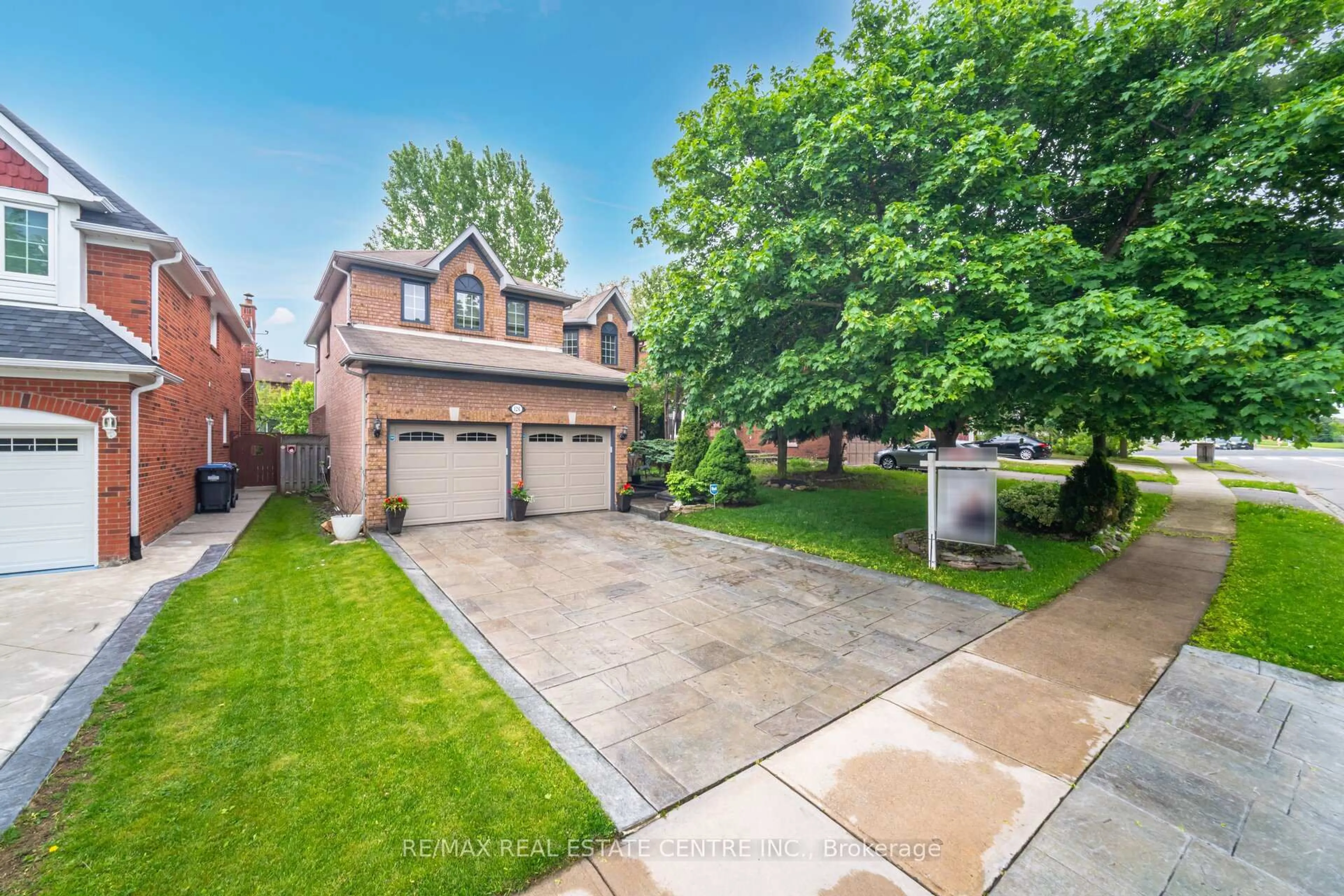 A pic from outside/outdoor area/front of a property/back of a property/a pic from drone, street for 126 Eagleridge Dr, Brampton Ontario L6R 1E3