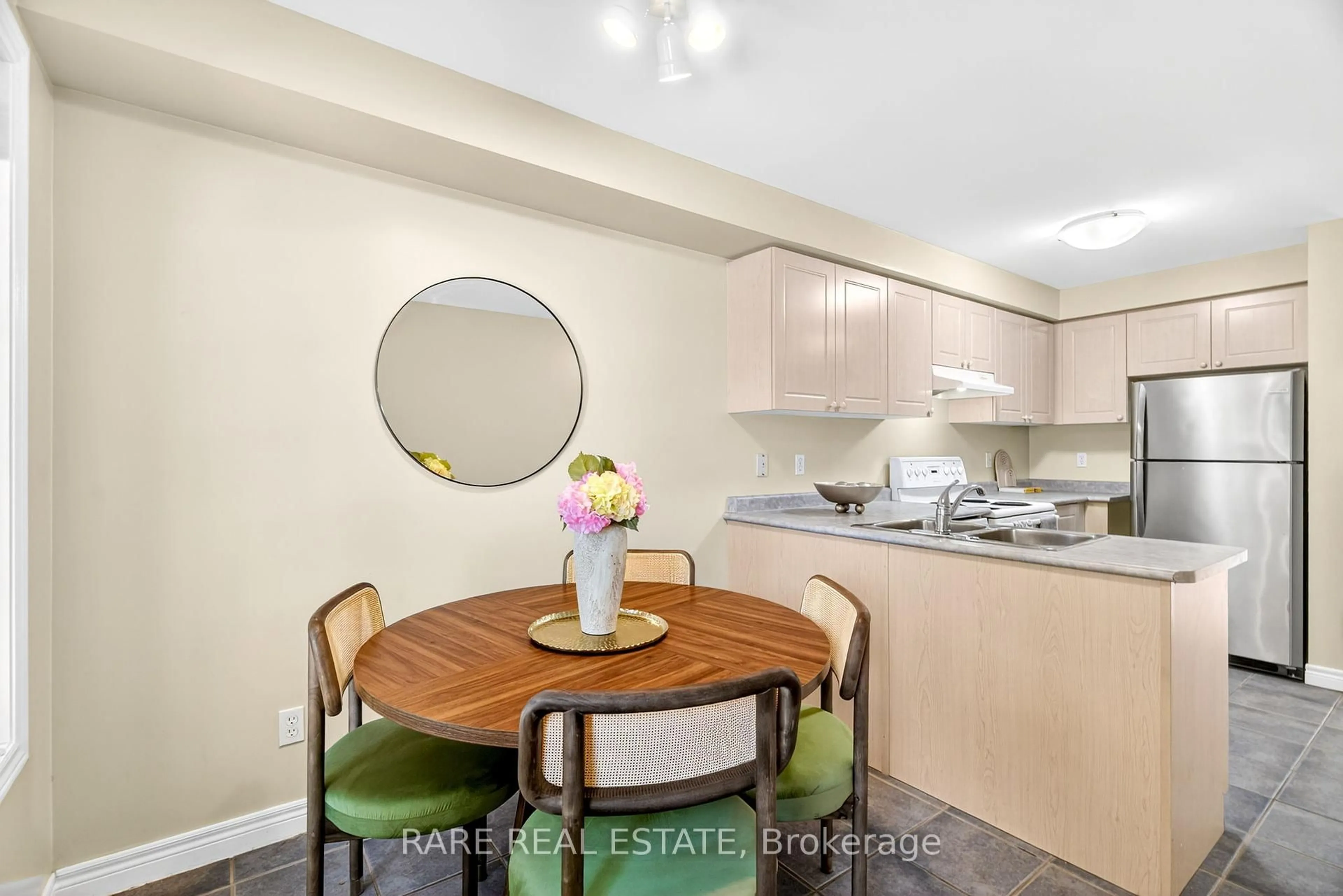 Standard kitchen, unknown for 1750 Creek Way #12, Burlington Ontario L7L 7E2