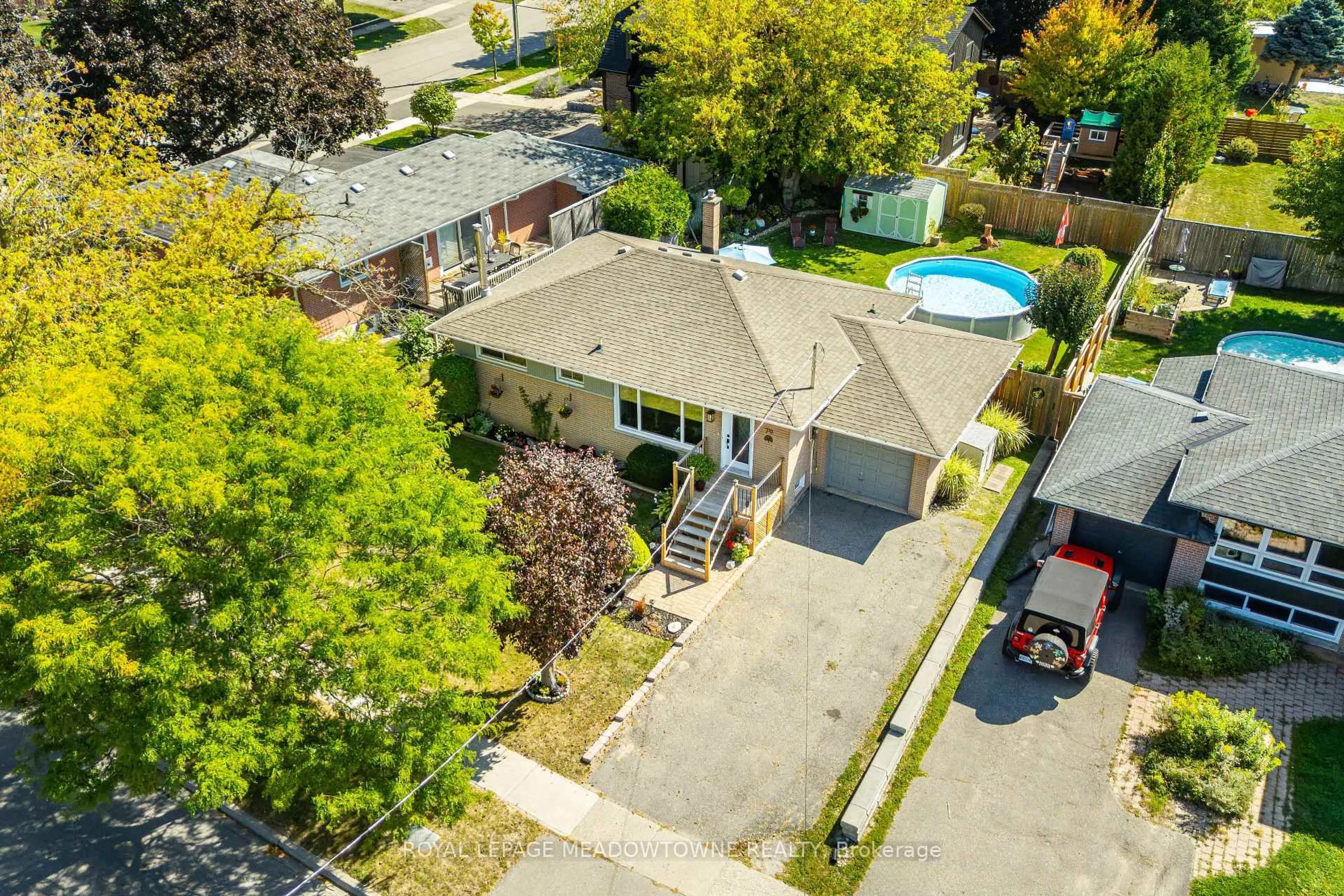A pic from outside/outdoor area/front of a property/back of a property/a pic from drone, street for 79 Rexway Dr, Halton Hills Ontario L7G 1R2