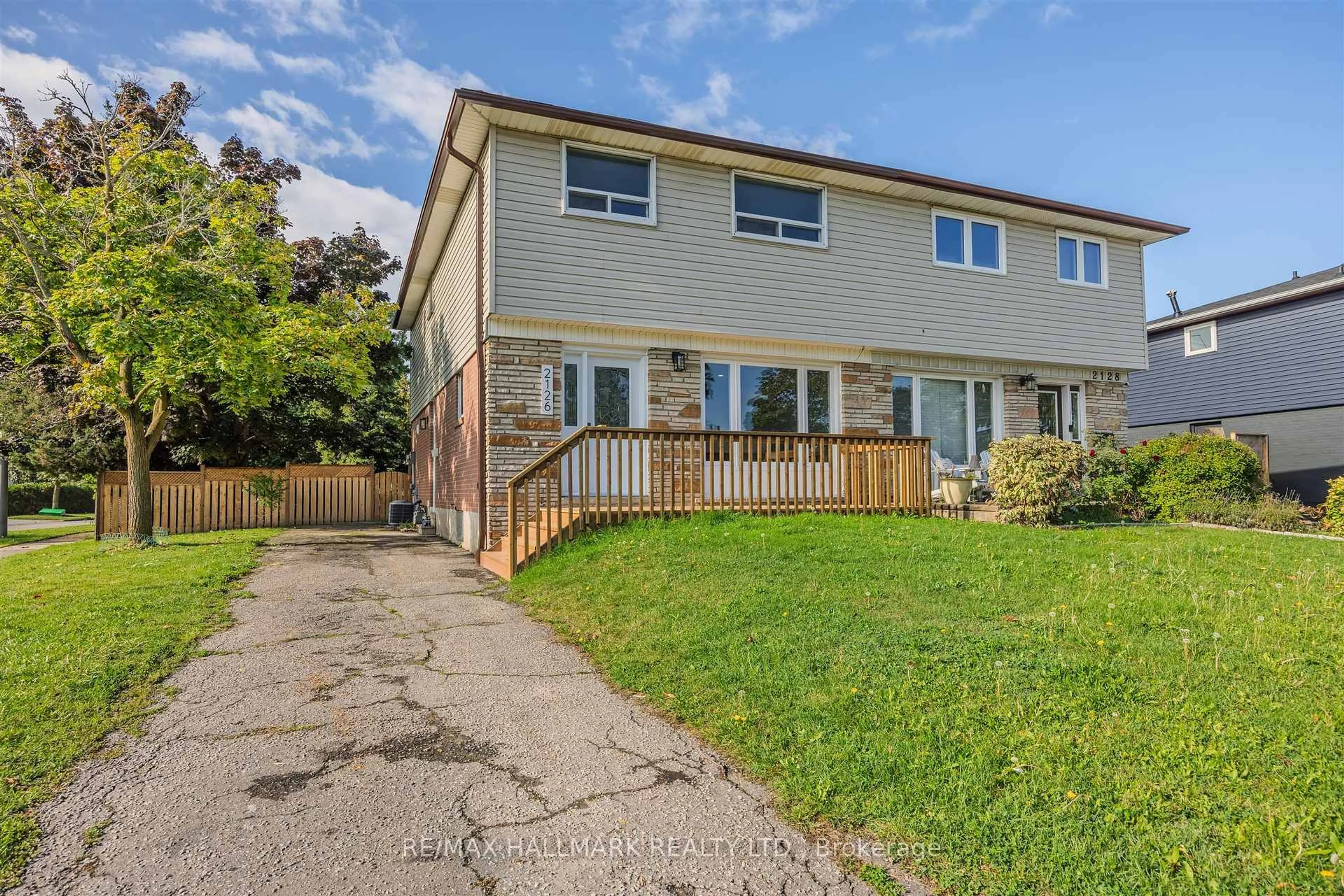 A pic from outside/outdoor area/front of a property/back of a property/a pic from drone, street for 2126 Pashak Crt, Mississauga Ontario L5A 1H7