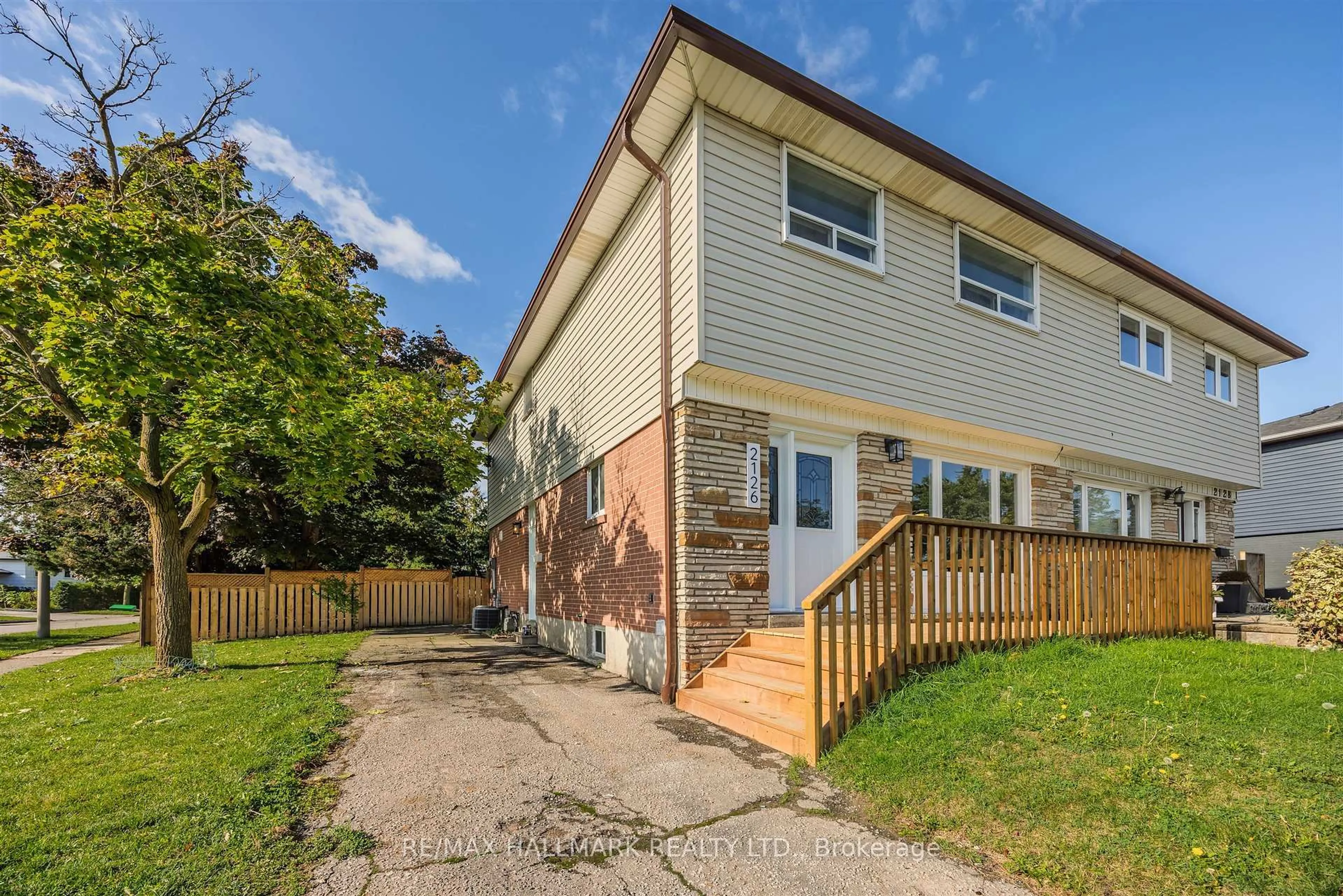A pic from outside/outdoor area/front of a property/back of a property/a pic from drone, street for 2126 Pashak Crt, Mississauga Ontario L5A 1H7