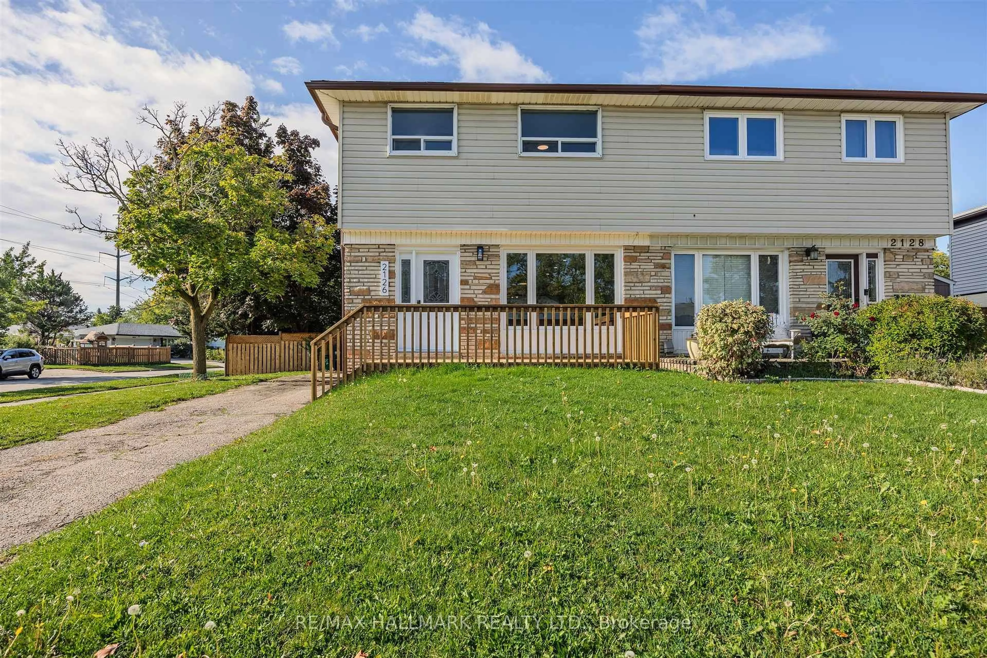 Home with vinyl exterior material, street for 2126 Pashak Crt, Mississauga Ontario L5A 1H7