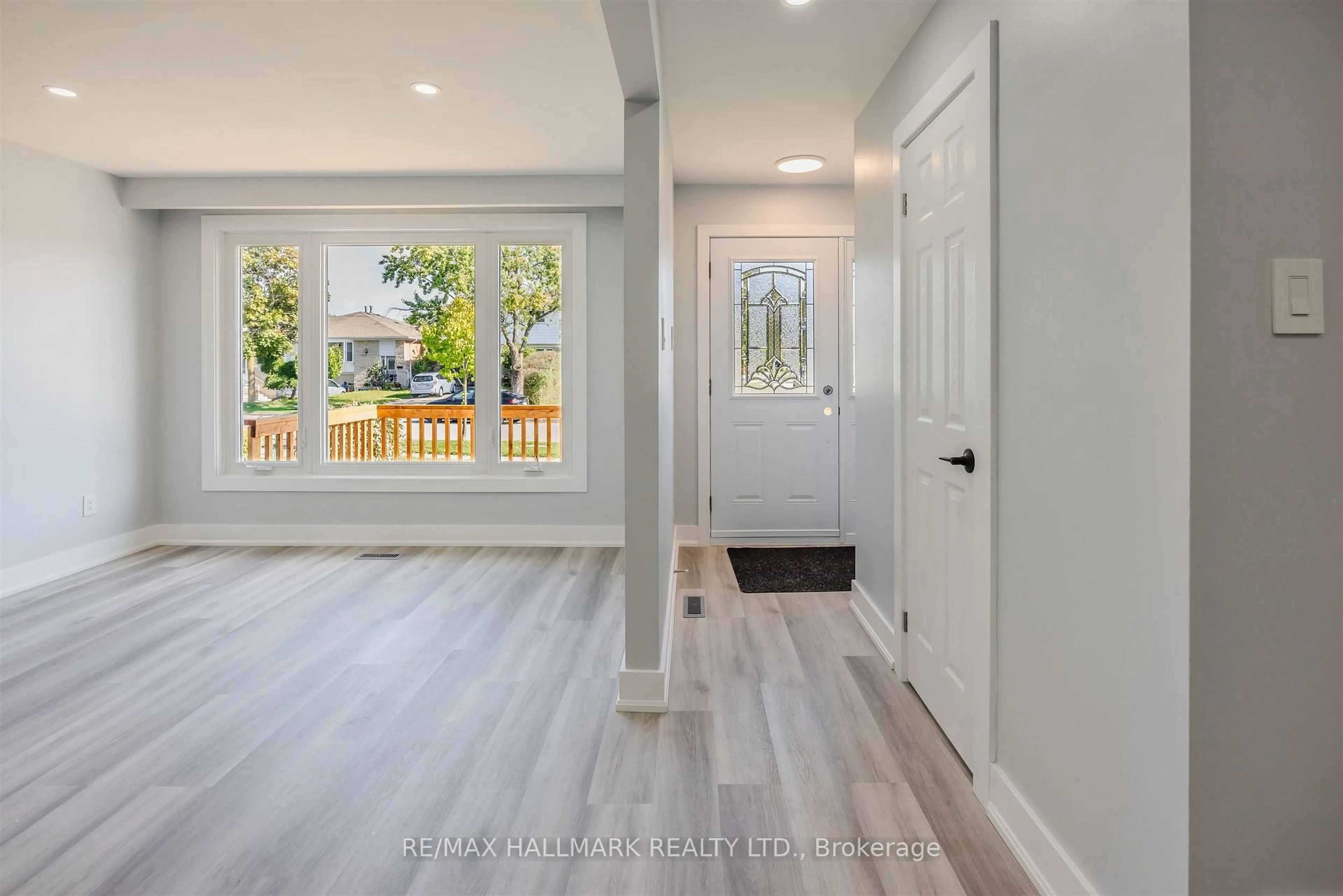 Indoor entryway for 2126 Pashak Crt, Mississauga Ontario L5A 1H7