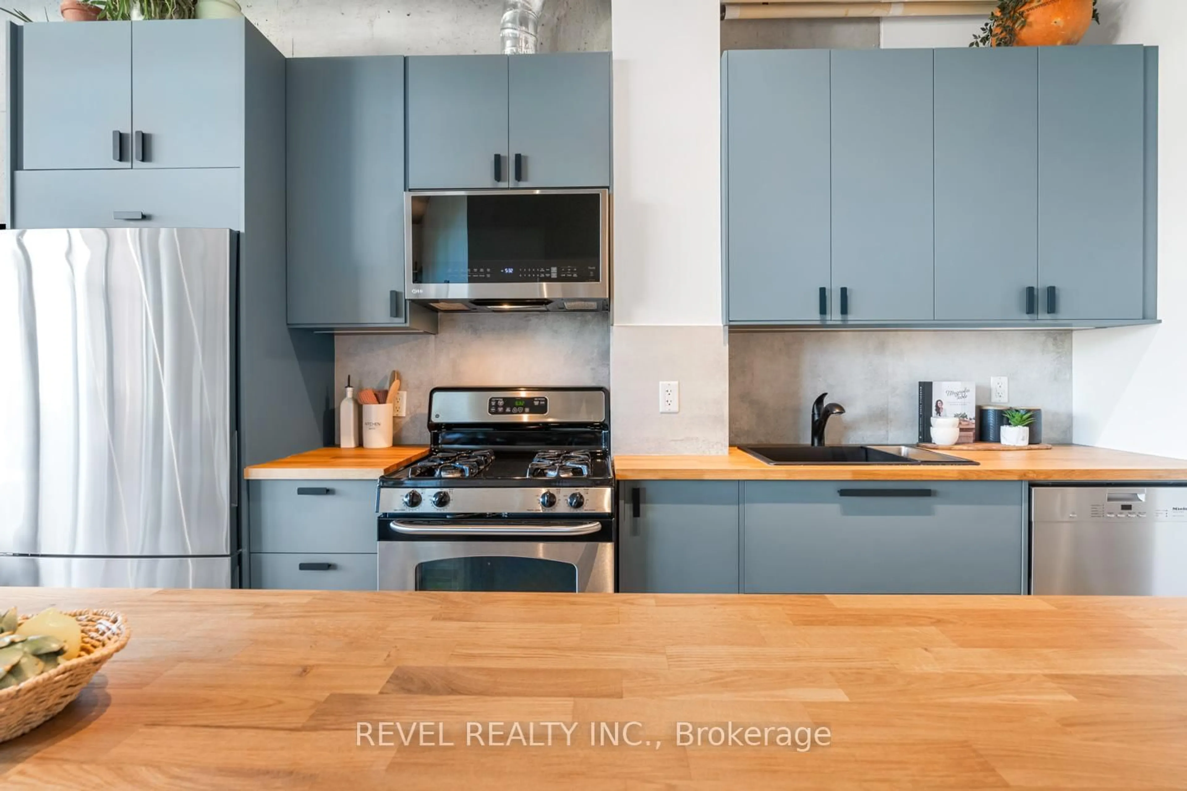 Open concept kitchen, unknown for 369 Sorauren Ave #204, Toronto Ontario M6R 3C2
