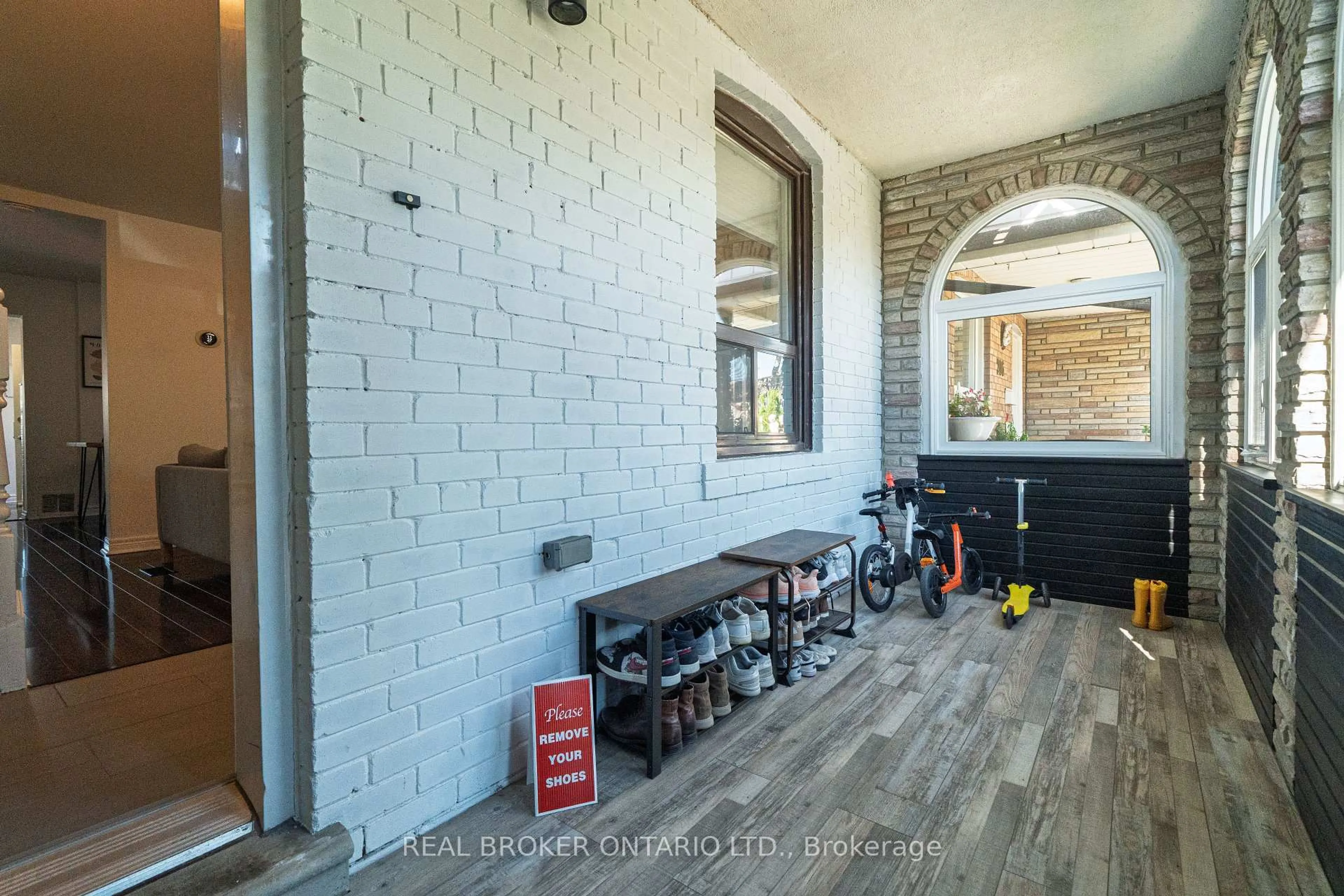 Indoor entryway for 204 Earlscourt Ave, Toronto Ontario M6E 4B1
