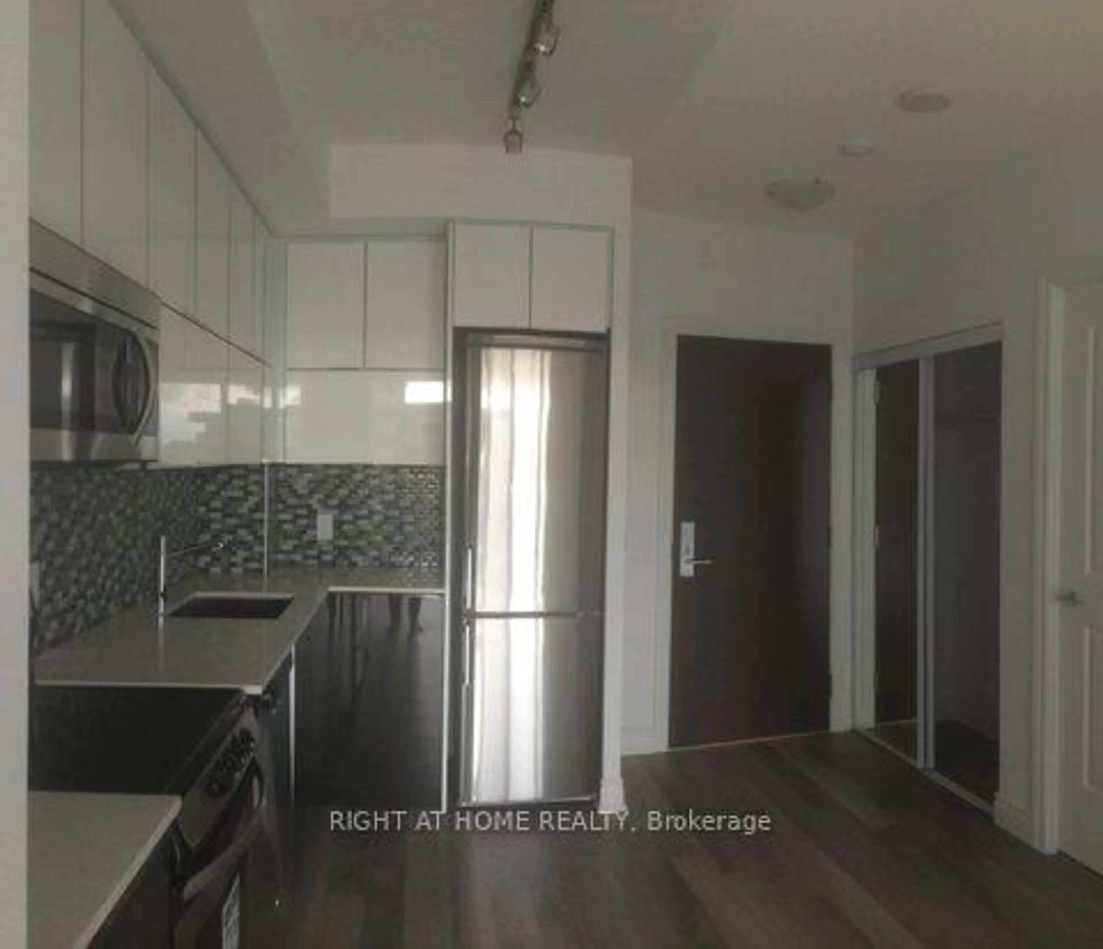 Unknown for 80 Marine Parade Dr #304, Toronto Ontario M8V 1A1