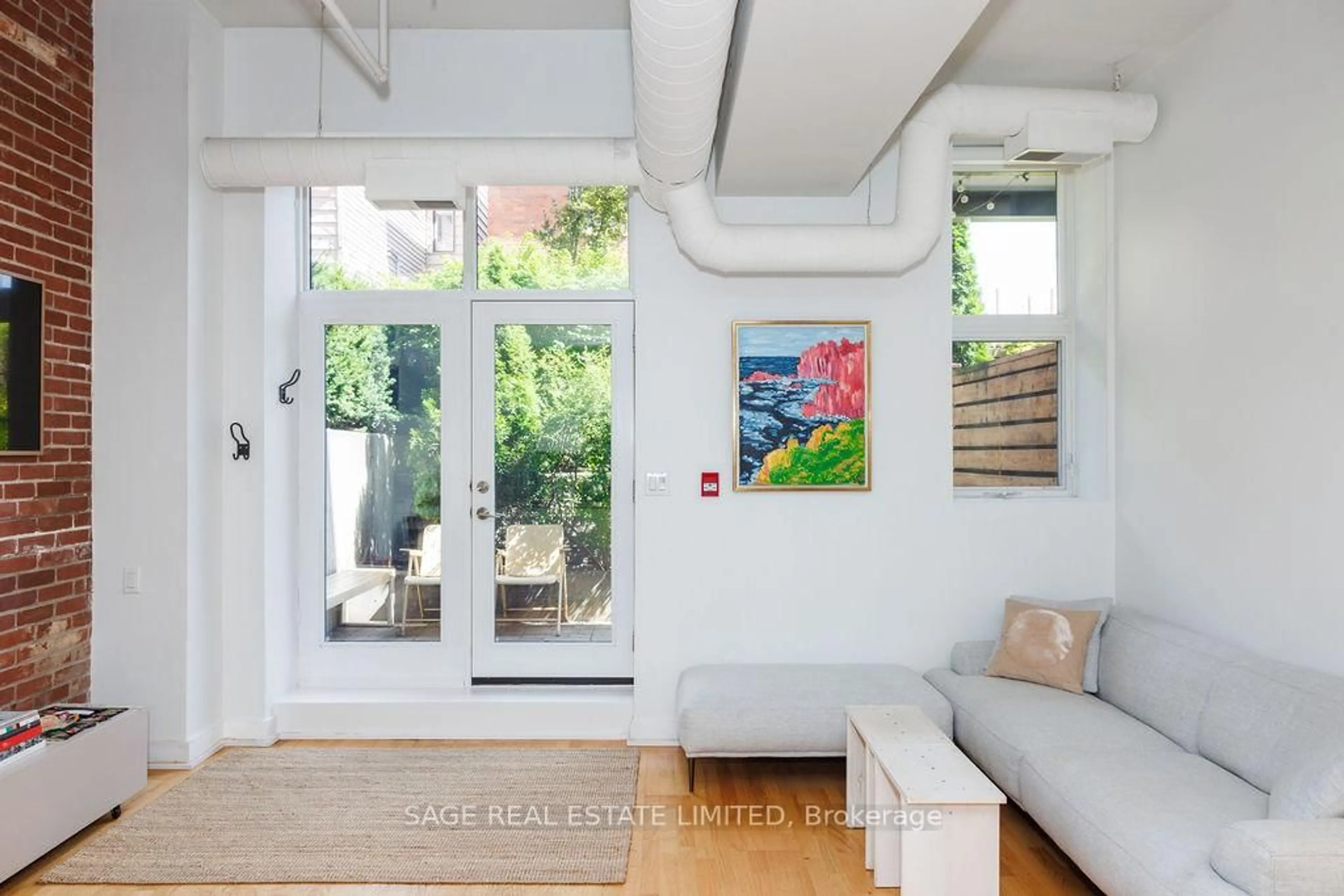 Indoor entryway for 152 Annette St #103, Toronto Ontario M6P 1P4