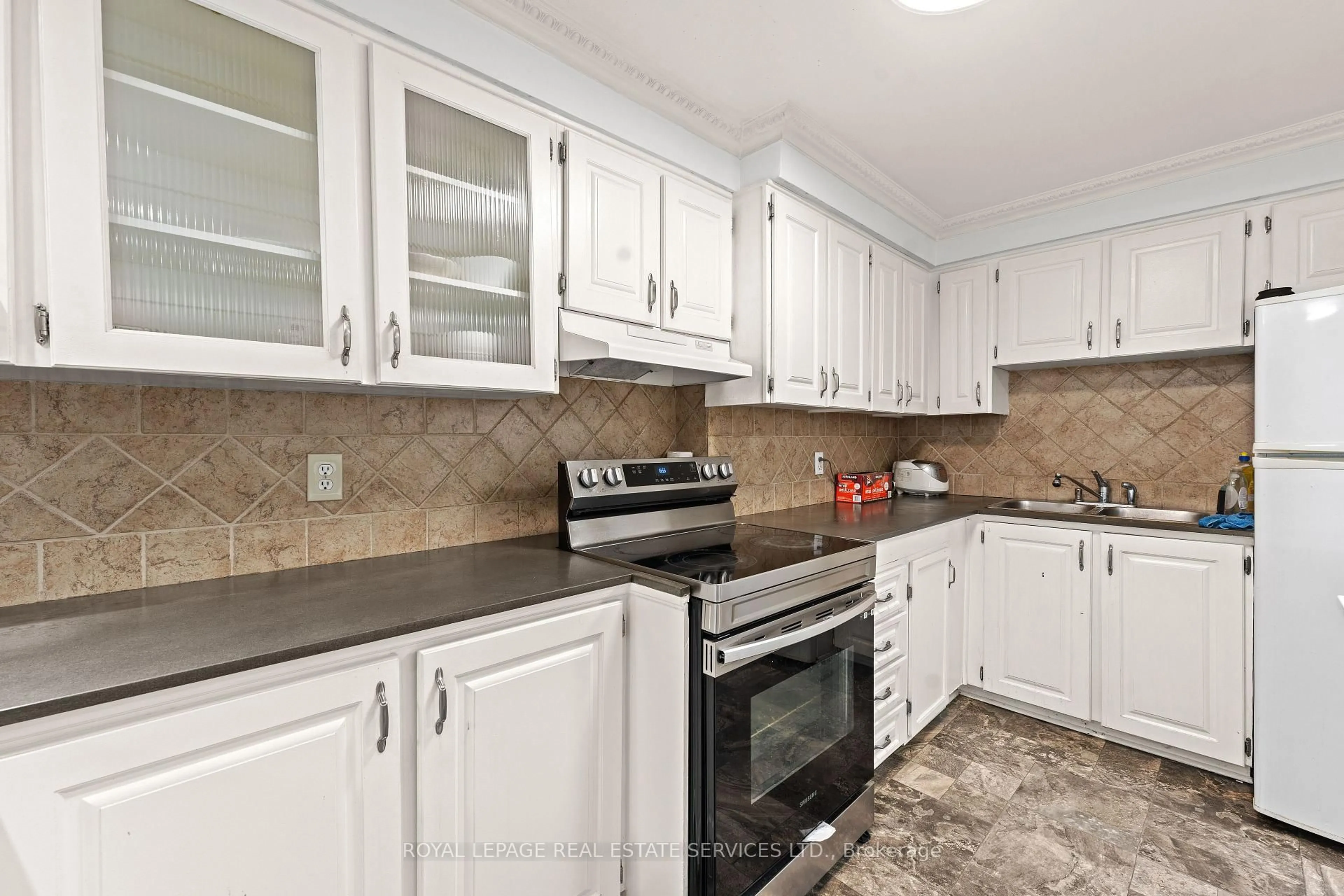 Standard kitchen, ceramic/tile floor for 3040 Constitution Blvd #103, Mississauga Ontario L4Y 3X7