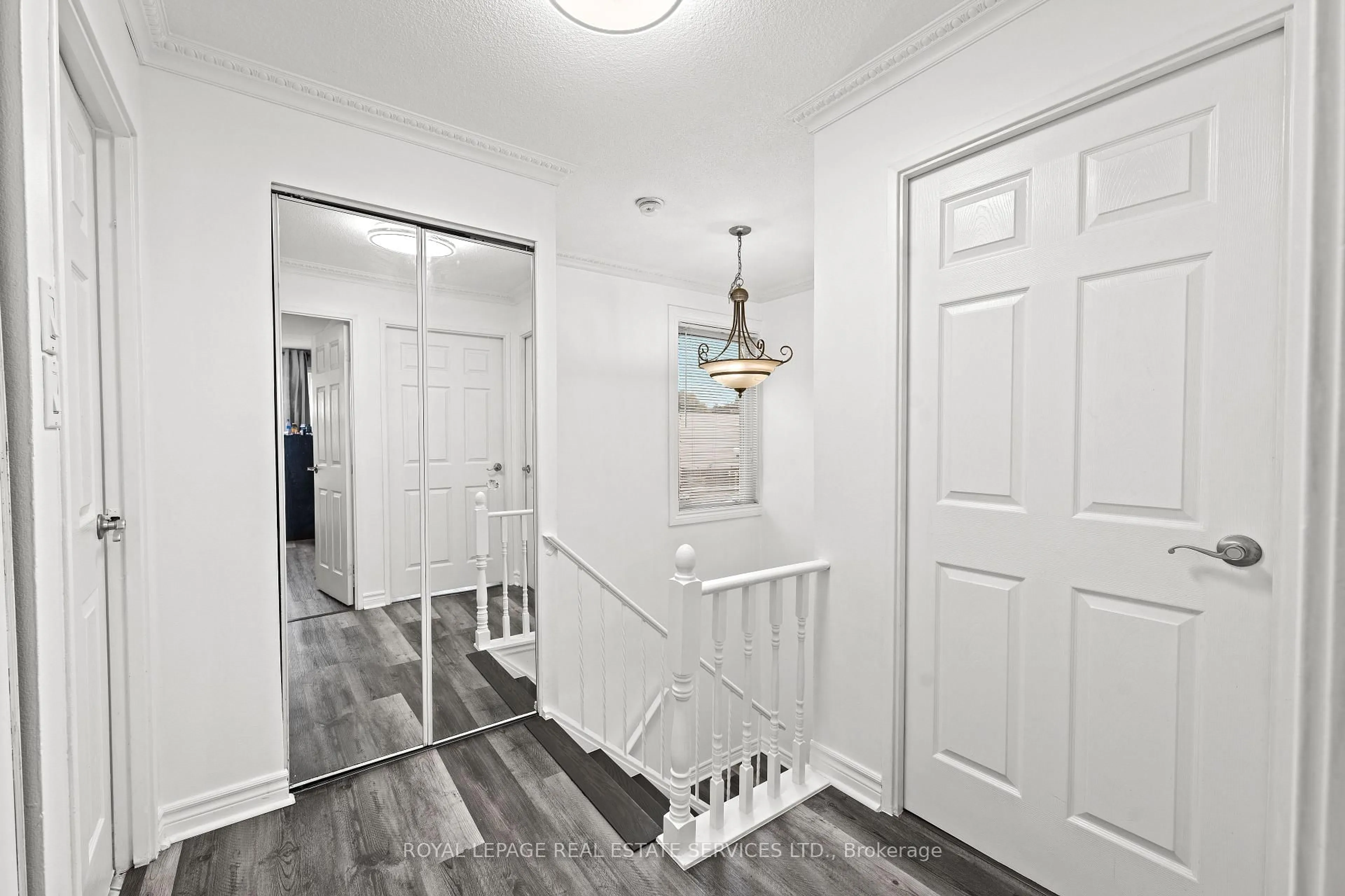 Indoor entryway for 3040 Constitution Blvd #103, Mississauga Ontario L4Y 3X7