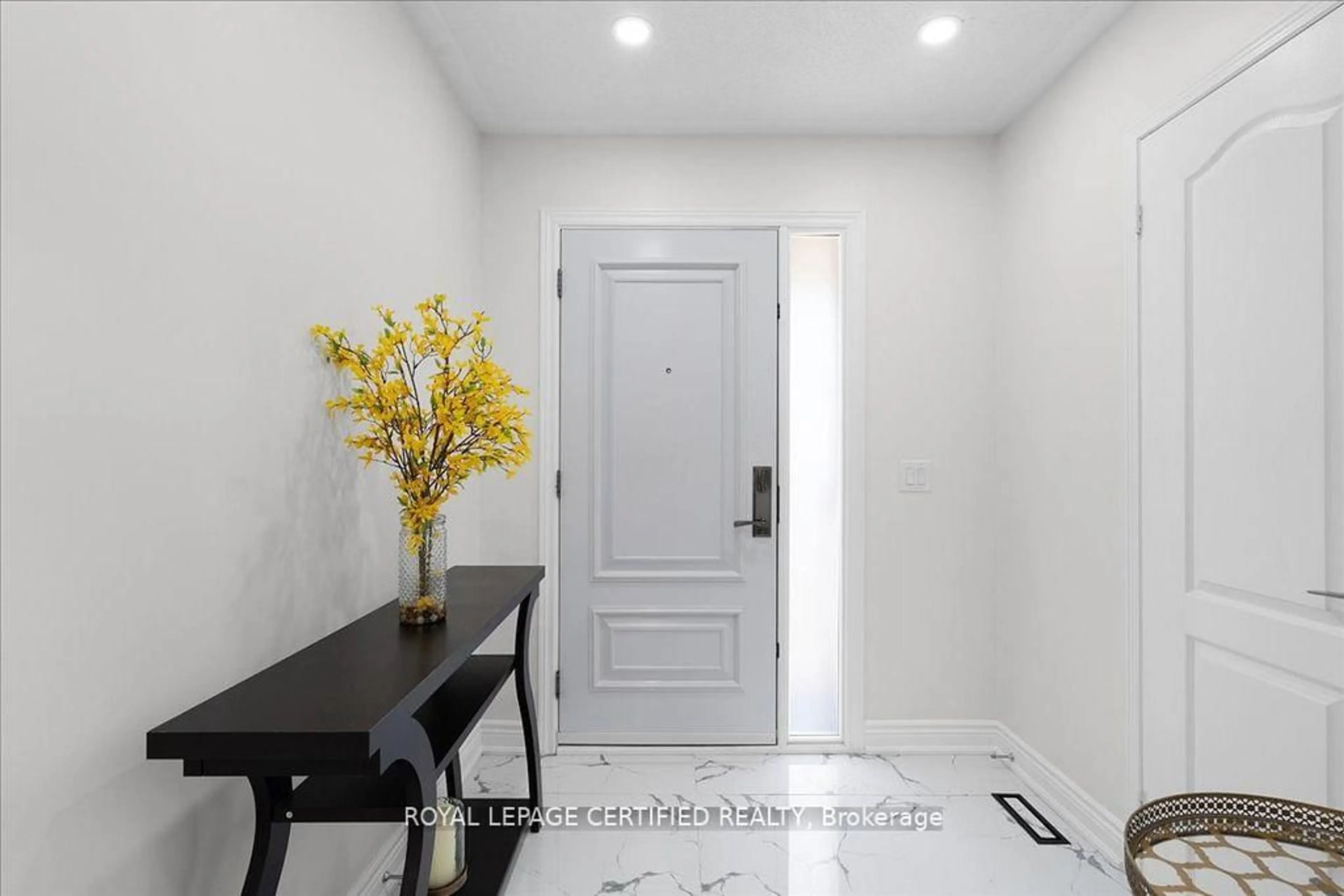 Indoor foyer for 121 Genesee Dr, Oakville Ontario L6H 5Z3