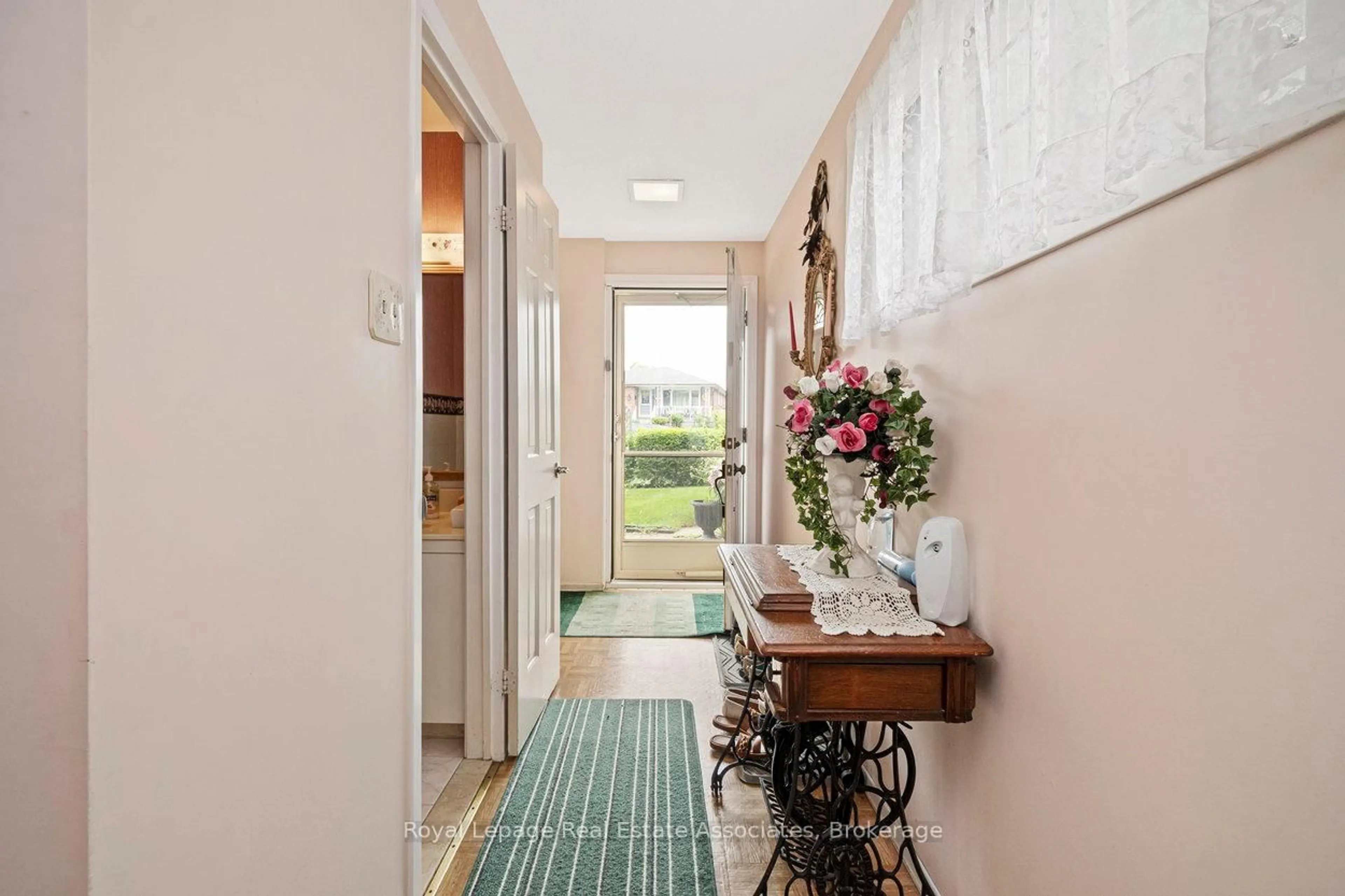 Indoor entryway for 4353 Brandon Gate Dr, Mississauga Ontario L4T 3K6
