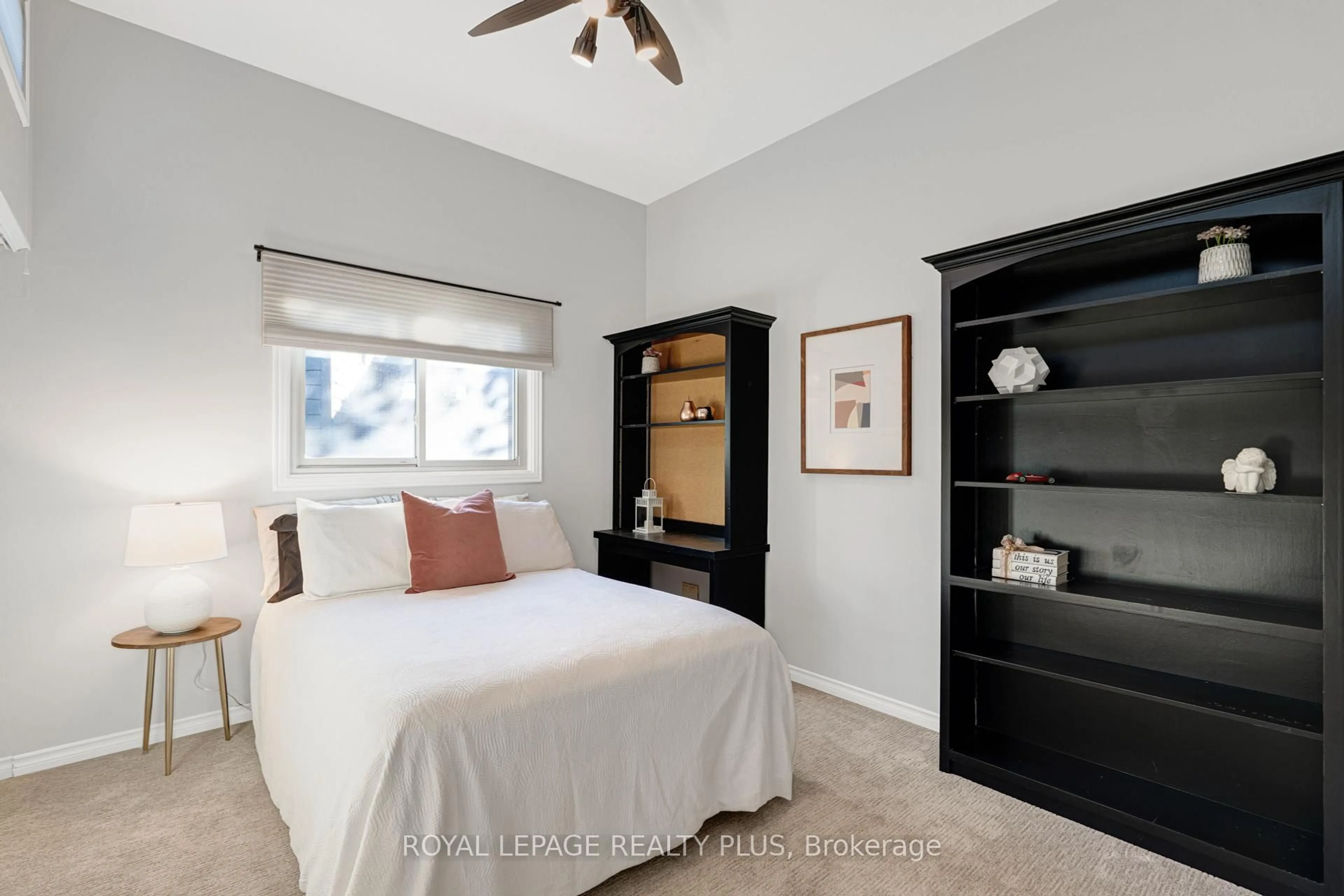 Bedroom with bed, unknown for 2063 Cavendish Dr, Burlington Ontario L7P 1Y9