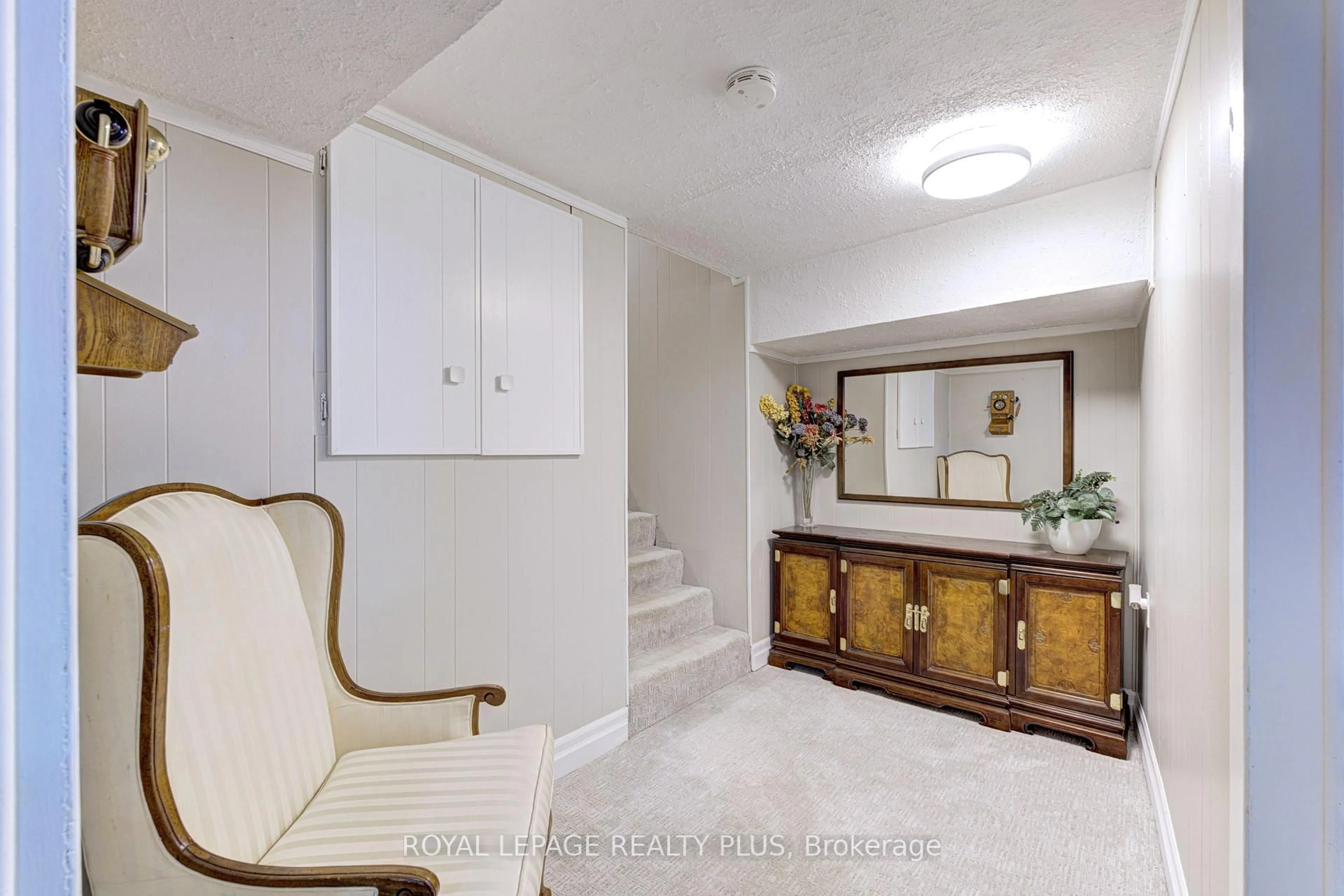 Indoor foyer for 2063 Cavendish Dr, Burlington Ontario L7P 1Y9
