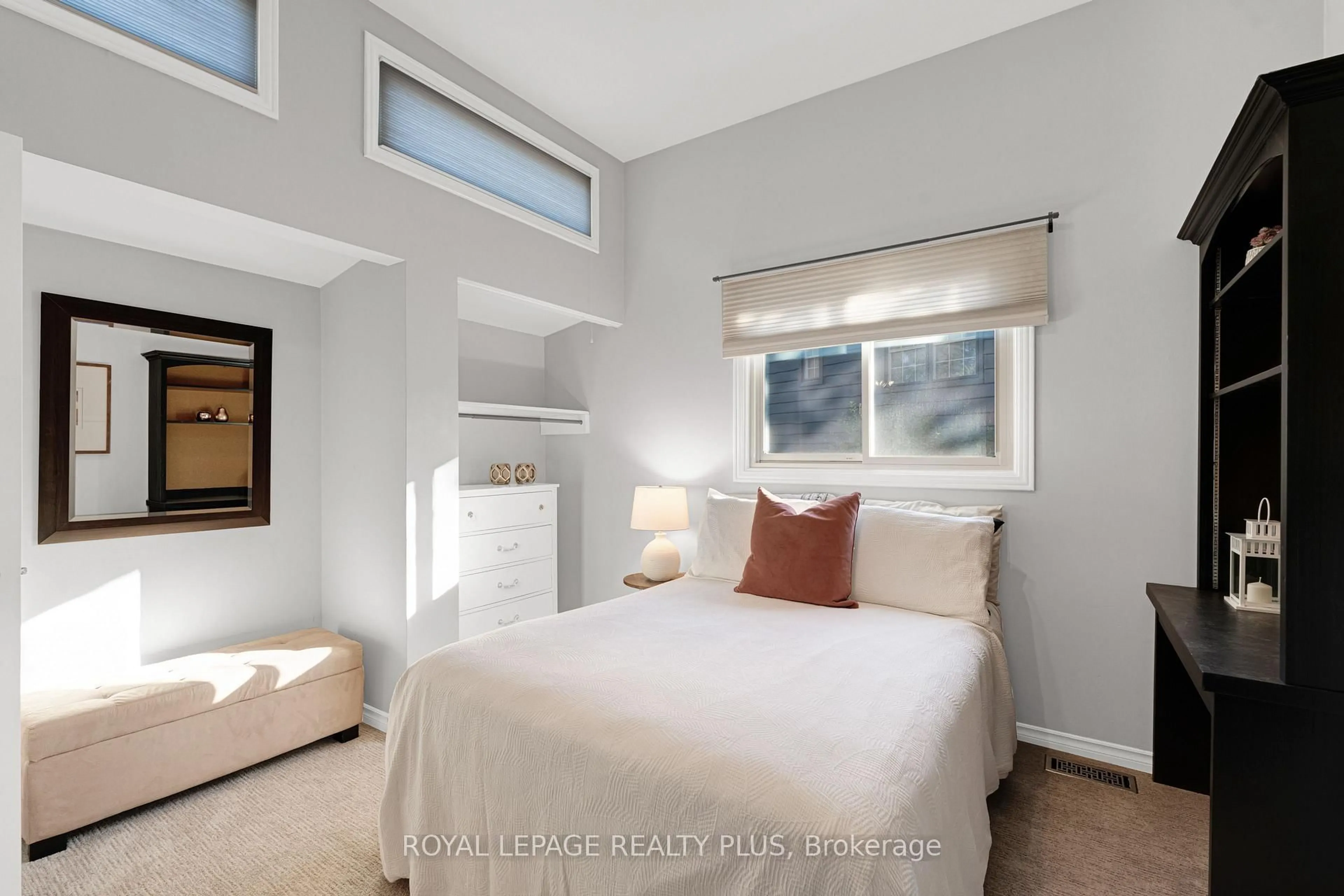Bedroom with bed, unknown for 2063 Cavendish Dr, Burlington Ontario L7P 1Y9