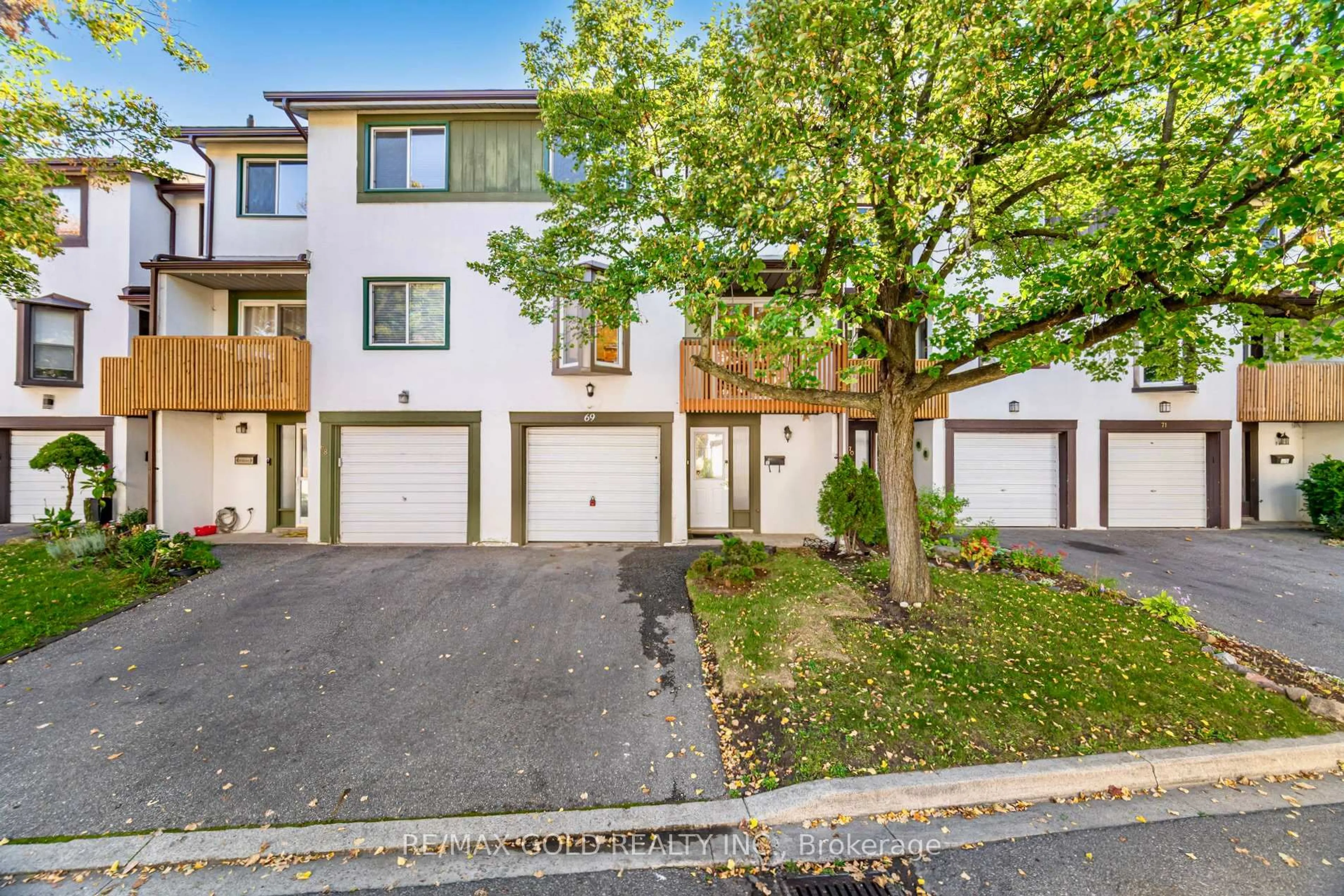 A pic from outside/outdoor area/front of a property/back of a property/a pic from drone, street for 2651 Aquitaine Ave #69, Mississauga Ontario L5N 1V5