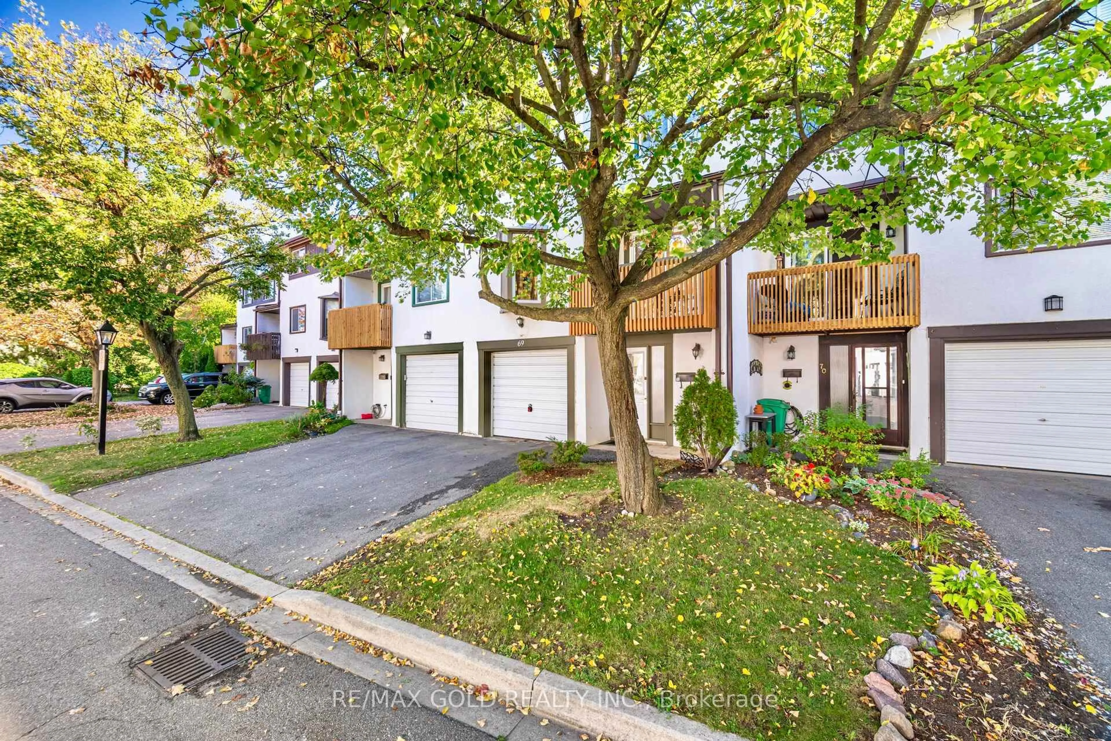 A pic from outside/outdoor area/front of a property/back of a property/a pic from drone, street for 2651 Aquitaine Ave #69, Mississauga Ontario L5N 1V5