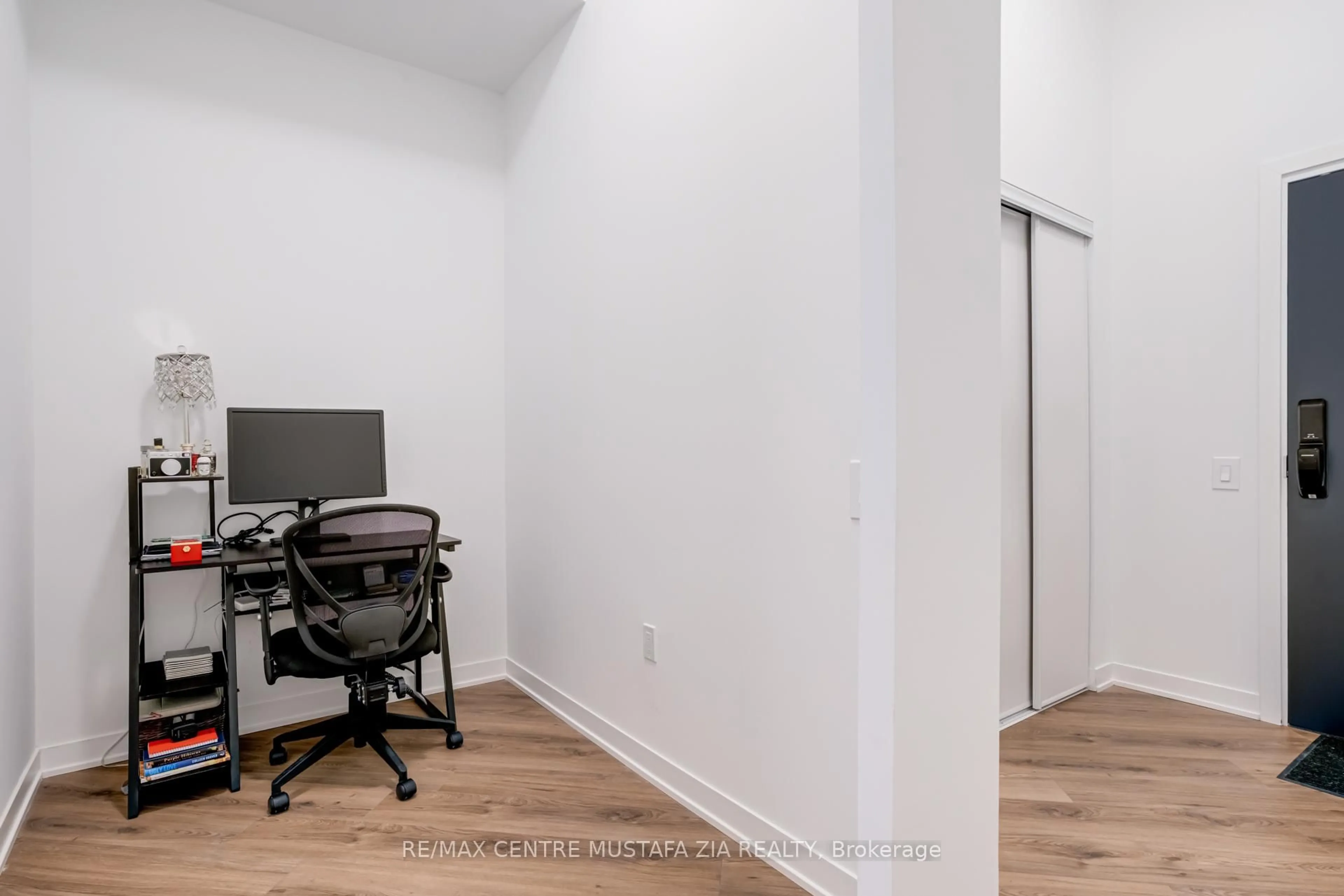 A pic of a room for 395 Dundas St #217, Oakville Ontario L6M 5R8