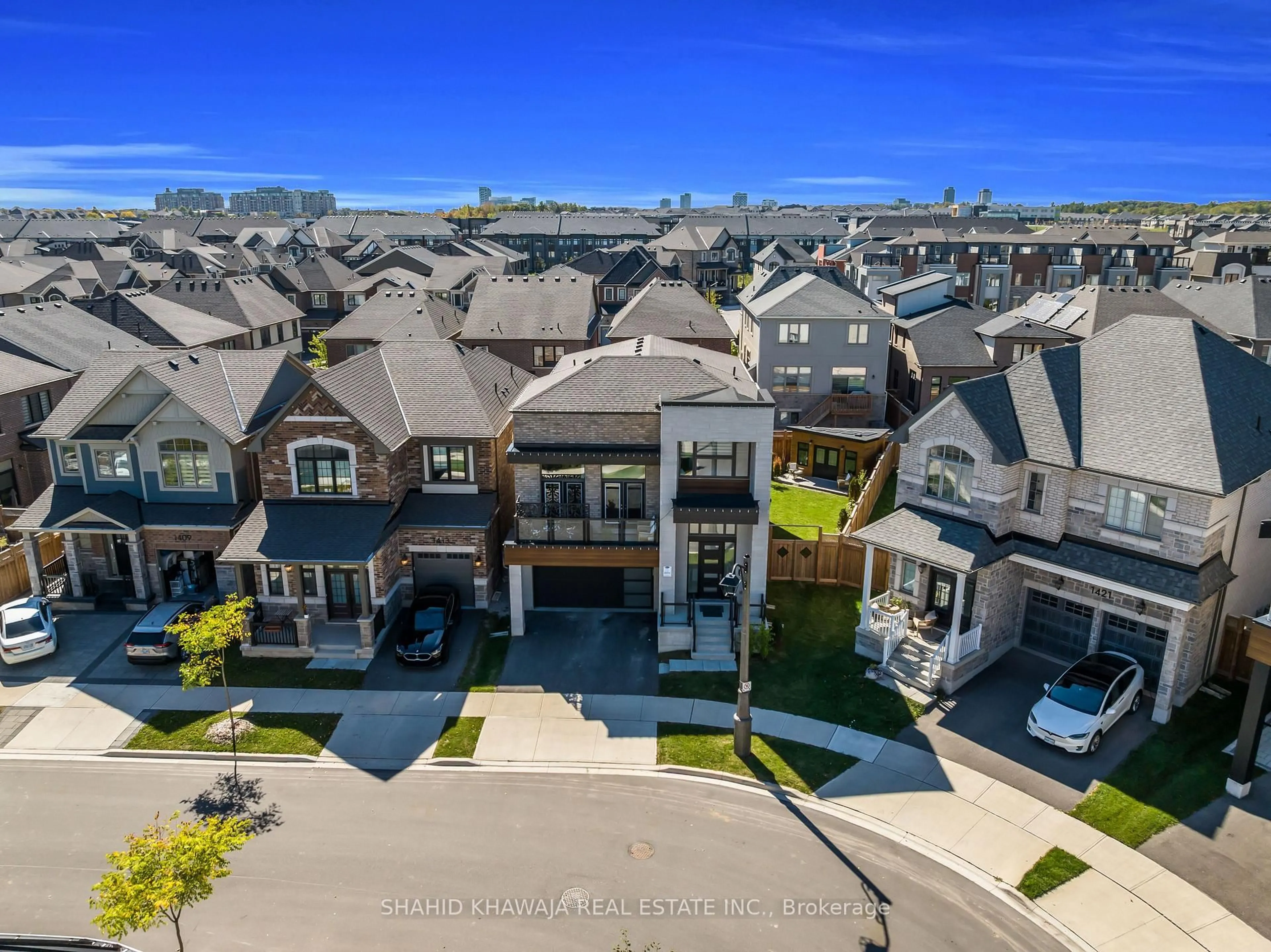 A pic from outside/outdoor area/front of a property/back of a property/a pic from drone, mountain view for 1417 Varelas Passage, Oakville Ontario L6H 3S3